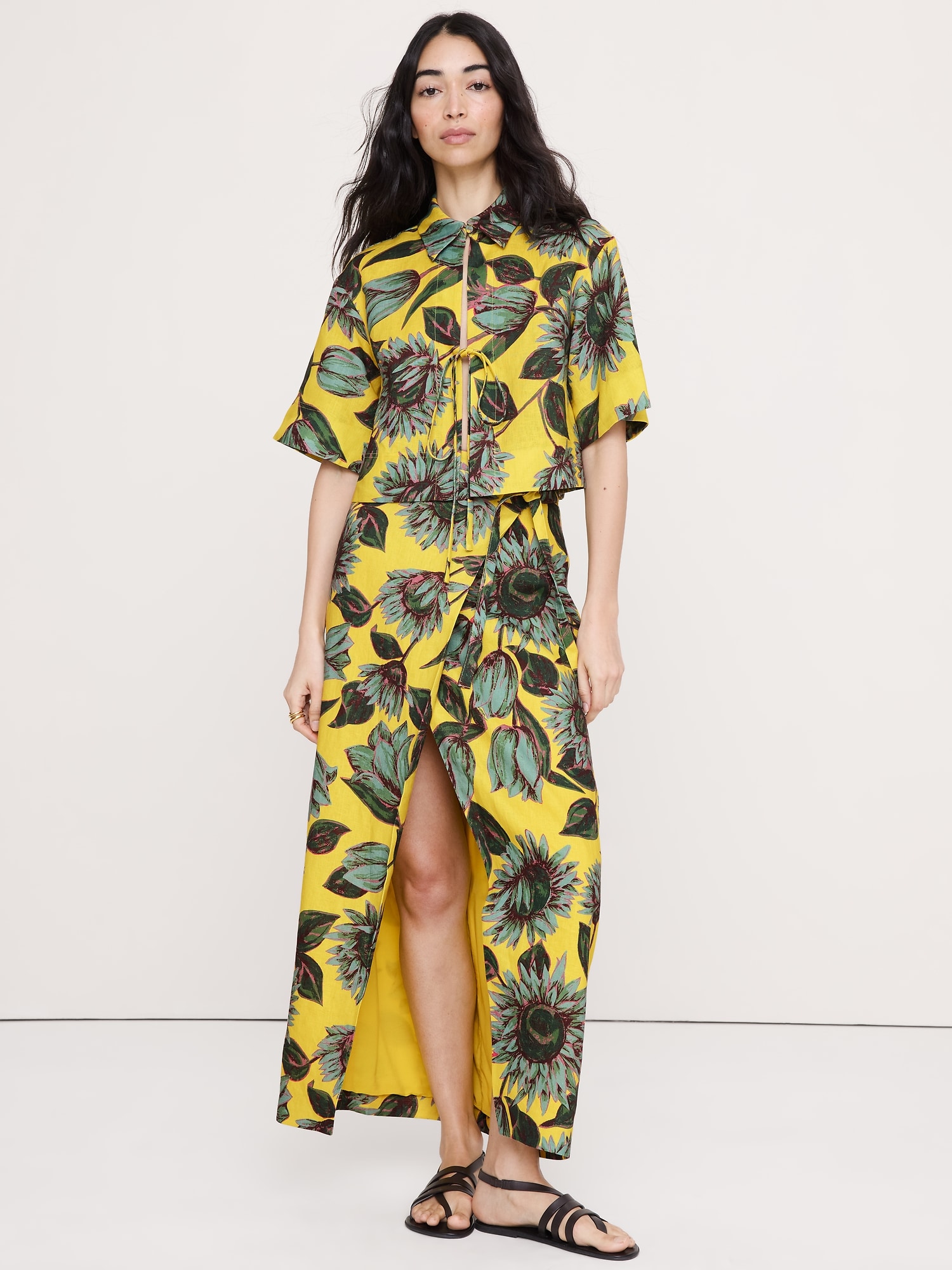 L'image numéro 3 présente Chemisier court en lin noué sur le devant