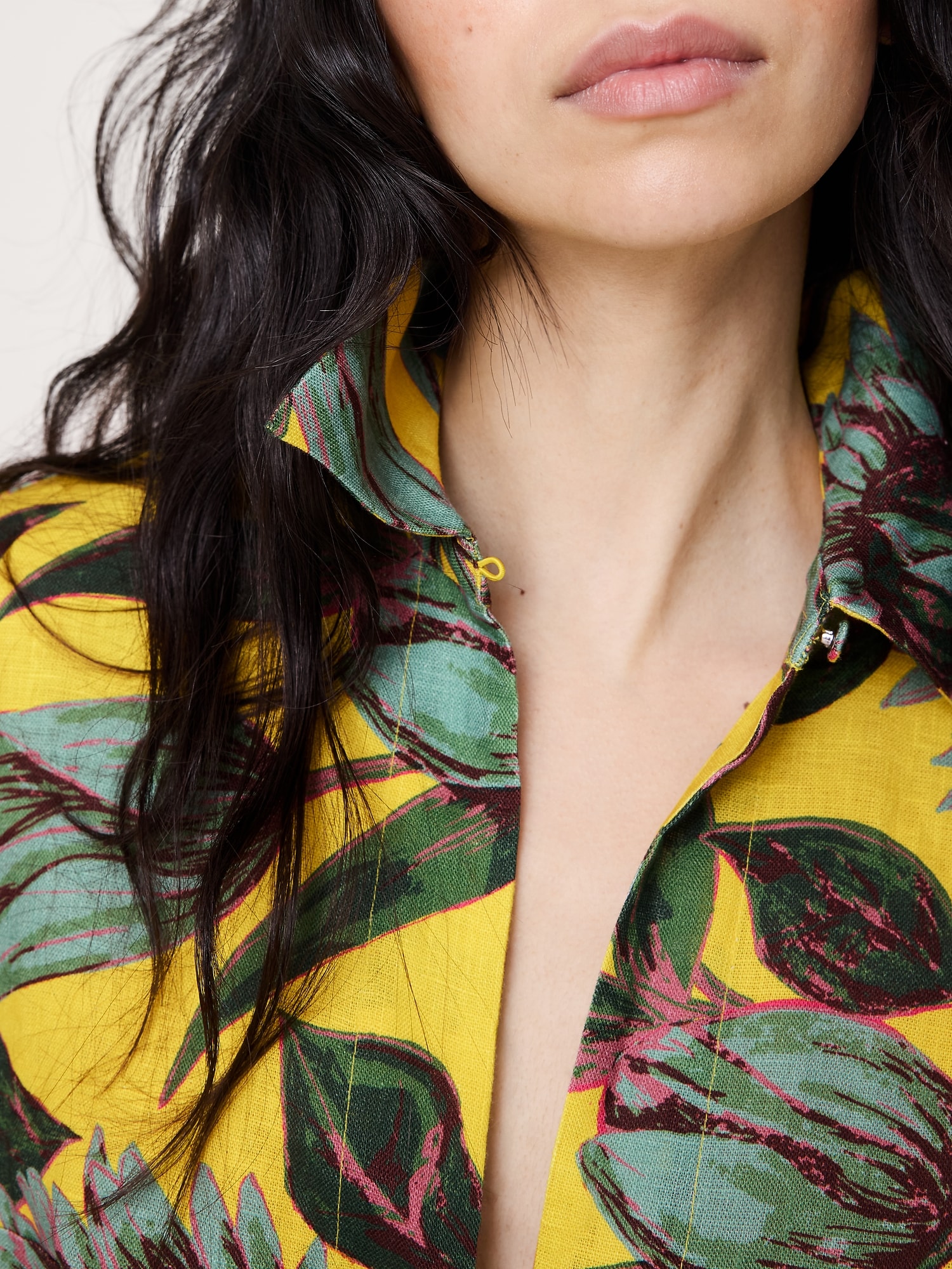 L'image numéro 2 présente Chemisier court en lin noué sur le devant