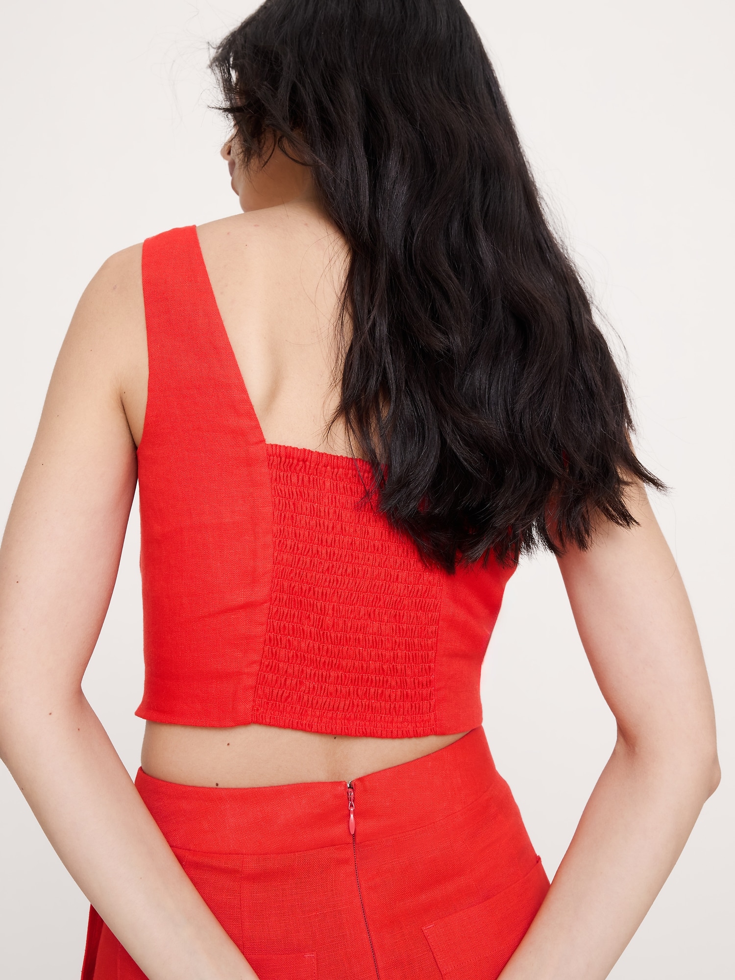 L'image numéro 2 présente Camisole courte en lin à encolure carrée