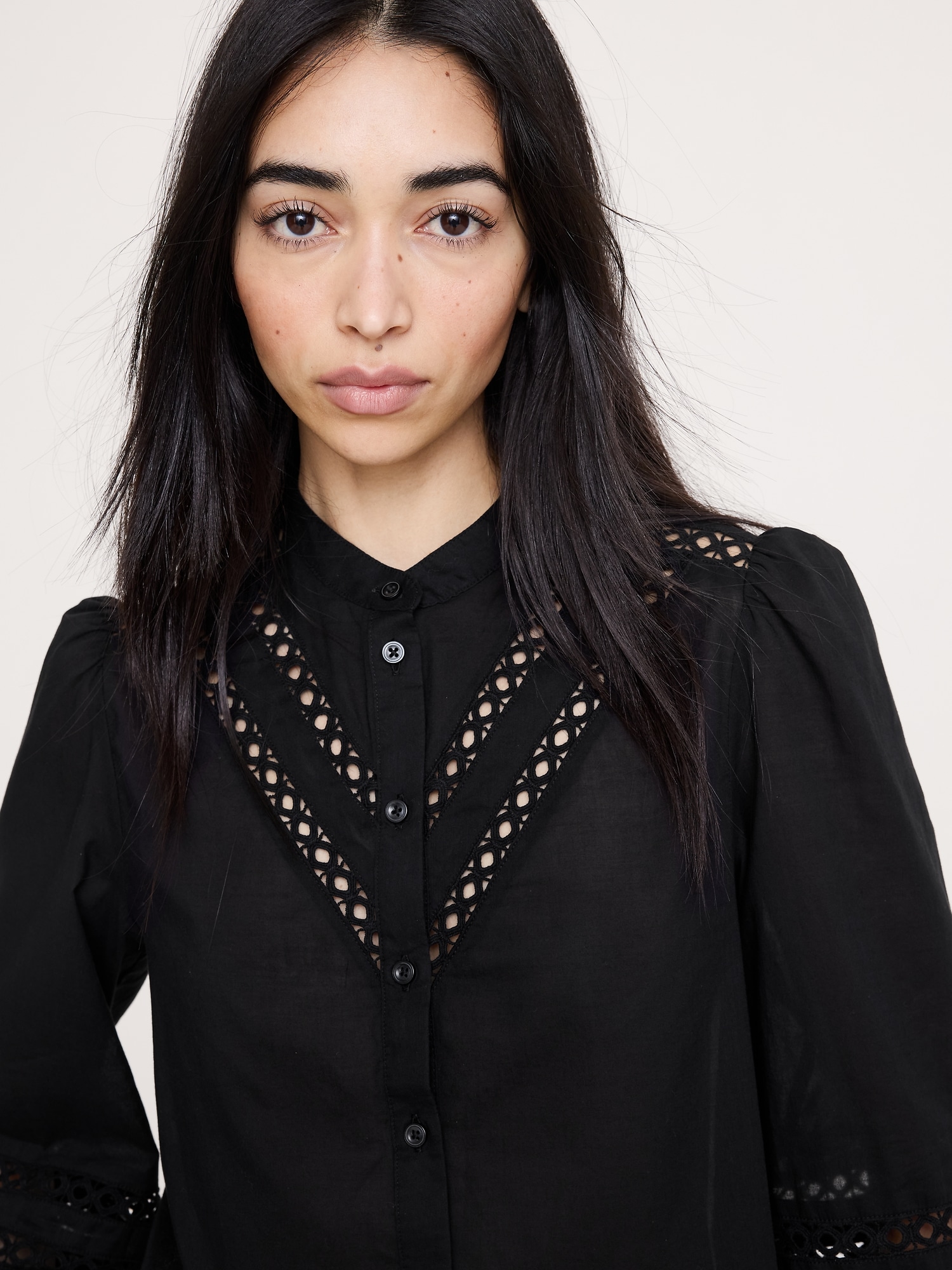 L'image numéro 5 présente Chemisier en coton avec dentelle incrustée