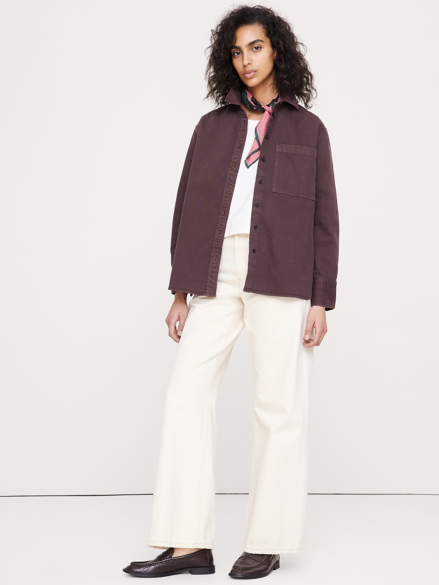 LE CHEMISIER SURDIMENSIONNÉ EN DENIM