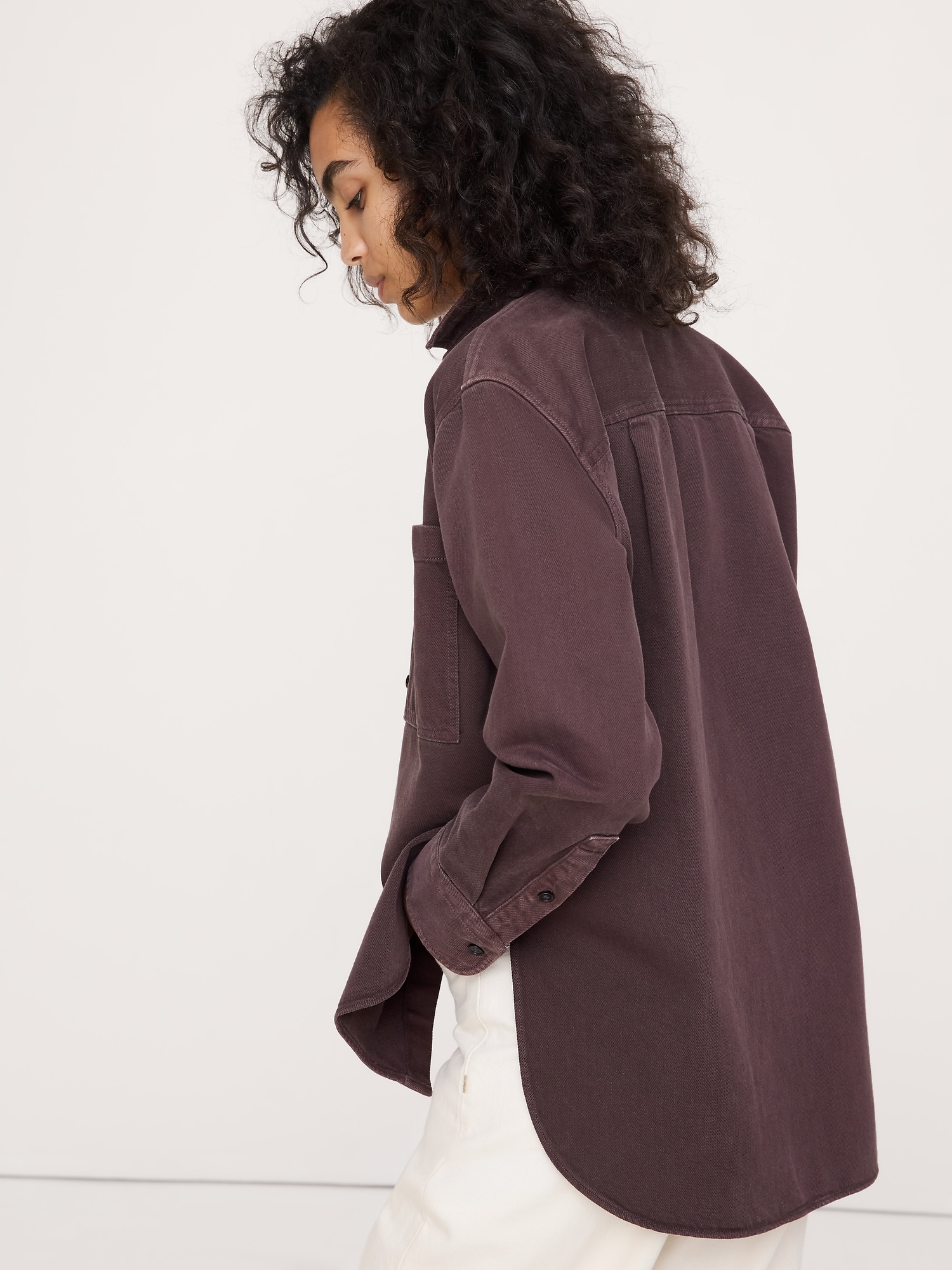 L'image numéro 2 présente Le chemisier surdimensionné en denim