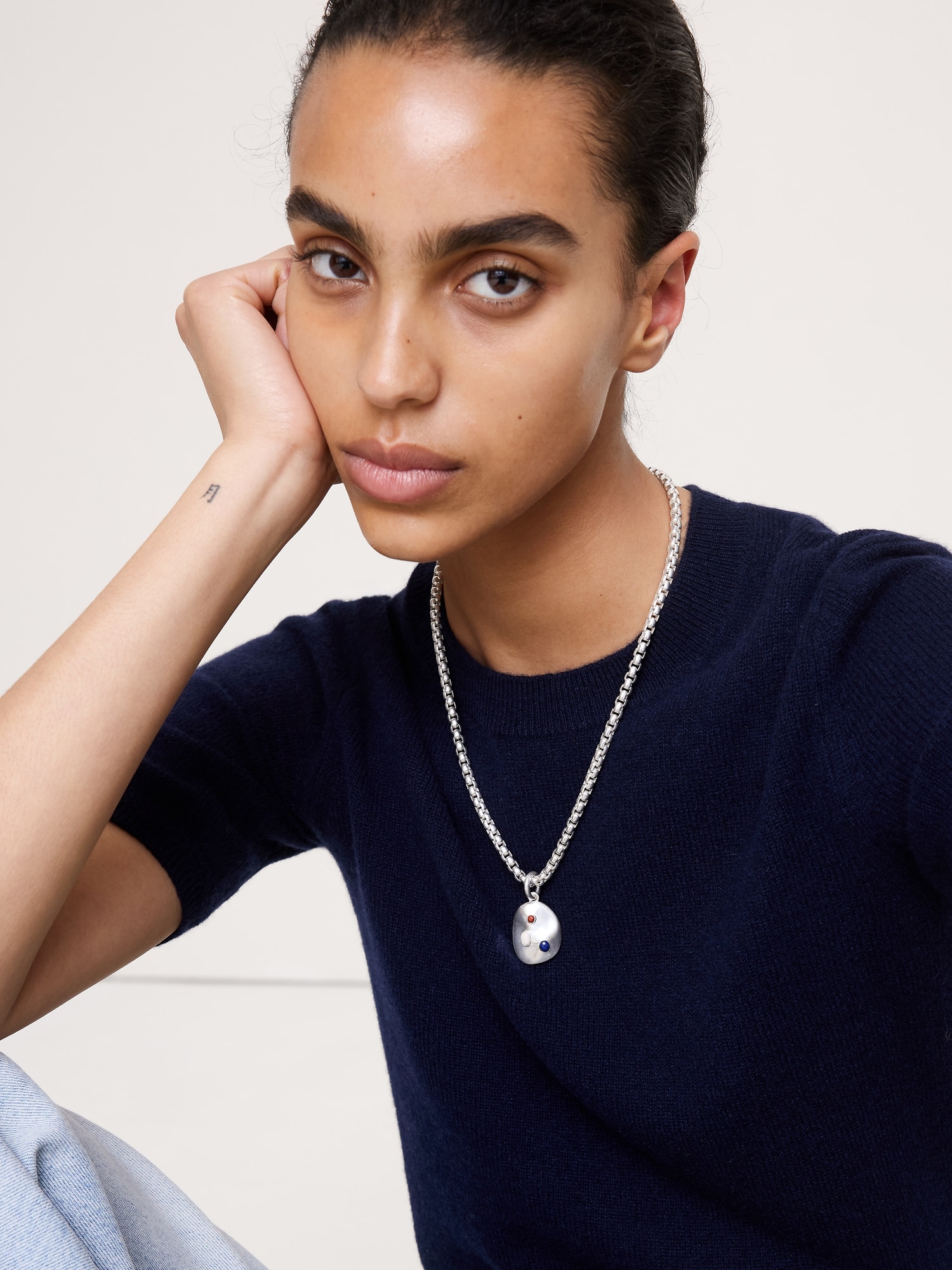 L'image numéro 2 présente Collier à pendentif ovale serti de pierres précieuses