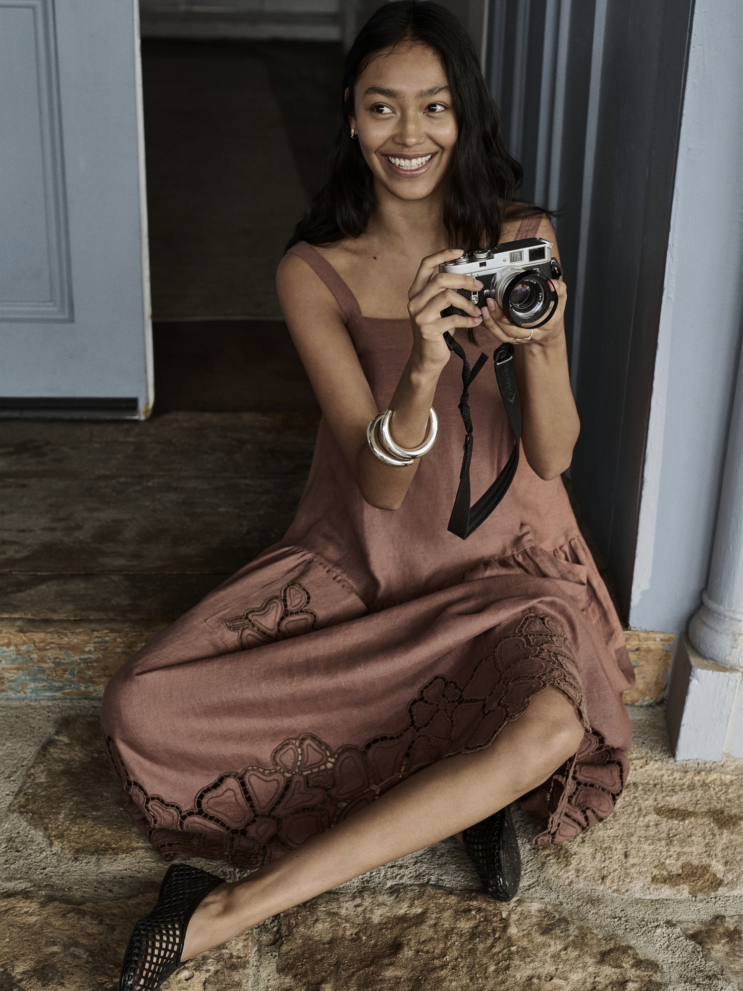 L'image numéro 4 présente Robe longue en lin à broderie anglaise taille basse