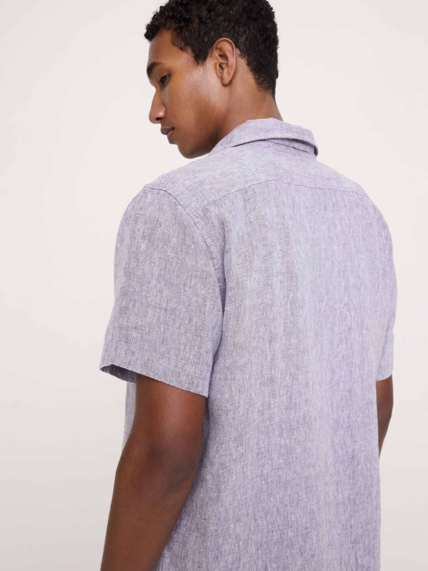 L'image numéro 2 présente Chemise de vacances à coupe standard en lin de poids moyen