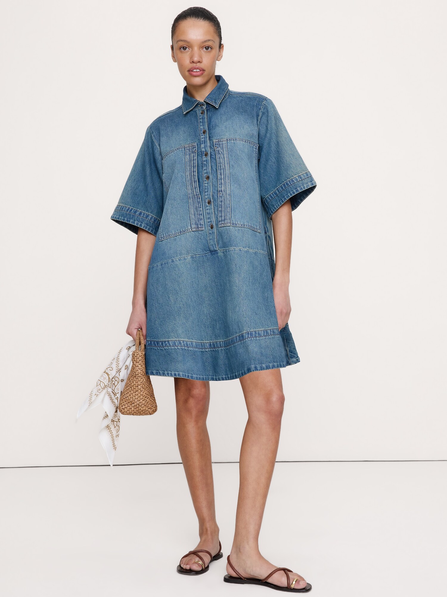 L'image numéro 1 présente Robe-chemisier trapèze courte en denim