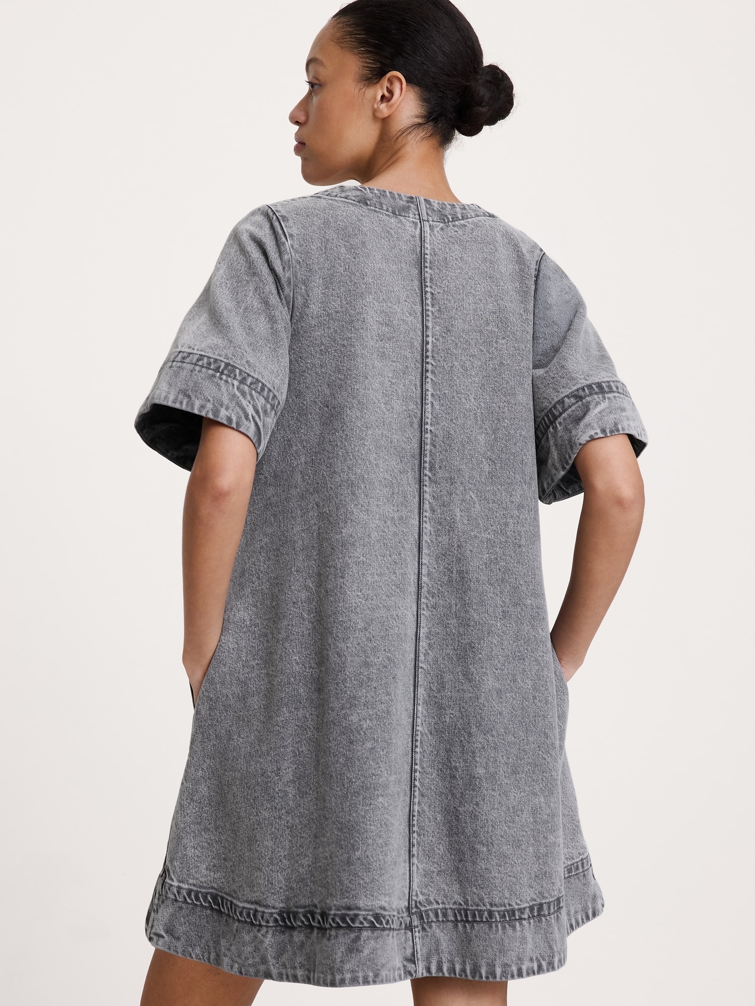 L'image numéro 3 présente Robe courte en denim