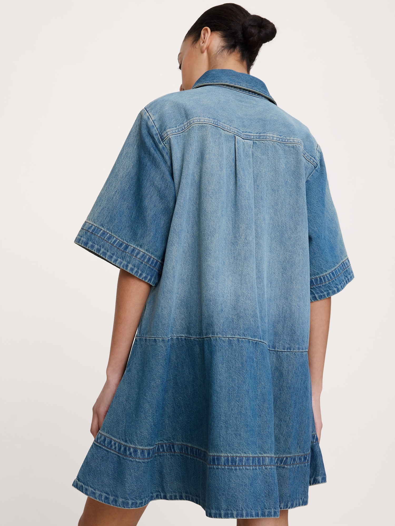 L'image numéro 3 présente Robe-chemisier trapèze courte en denim