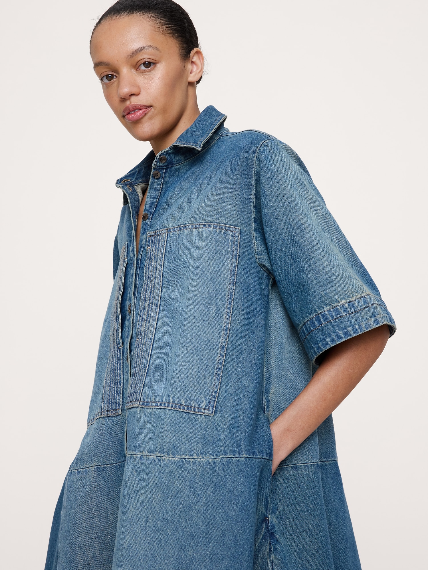 L'image numéro 4 présente Robe-chemisier trapèze courte en denim