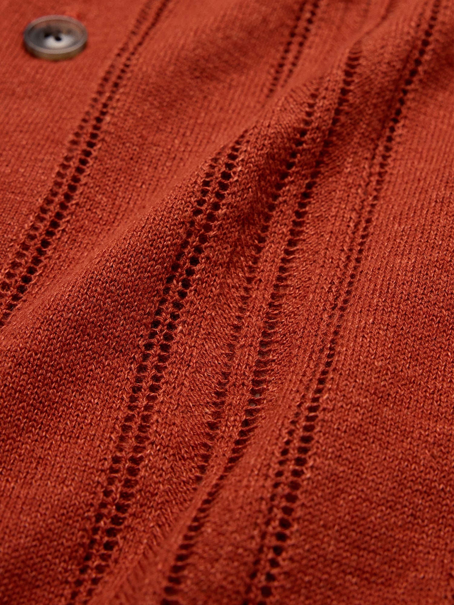 L'image numéro 2 présente Cardigan à col polo en pointelle de lin et coton