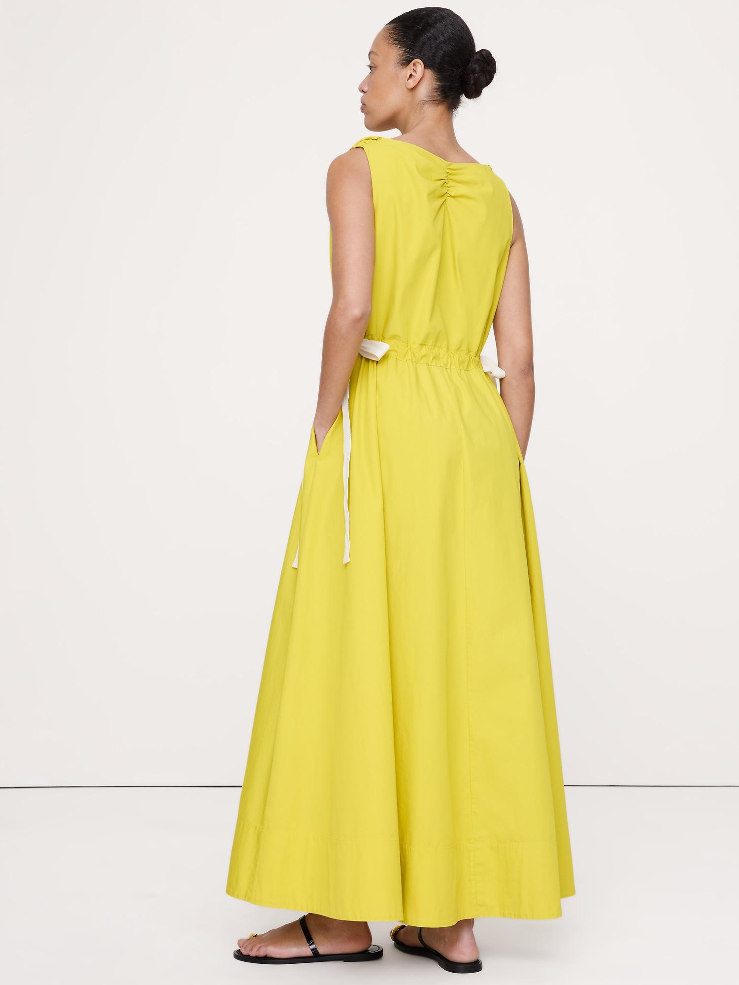 L'image numéro 2 présente Robe longue à épaules torsadées en popeline