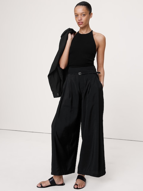 PANTALON COURT À JAMBE LARGE ET À PLIS EN SERGÉ LUSTRÉ
