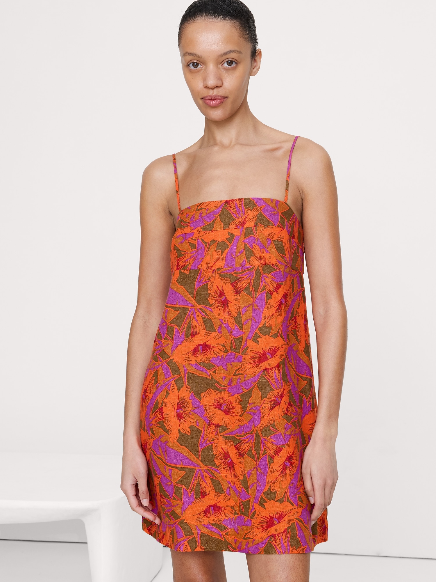 ROBE COURTE EN LIN À BRETELLES