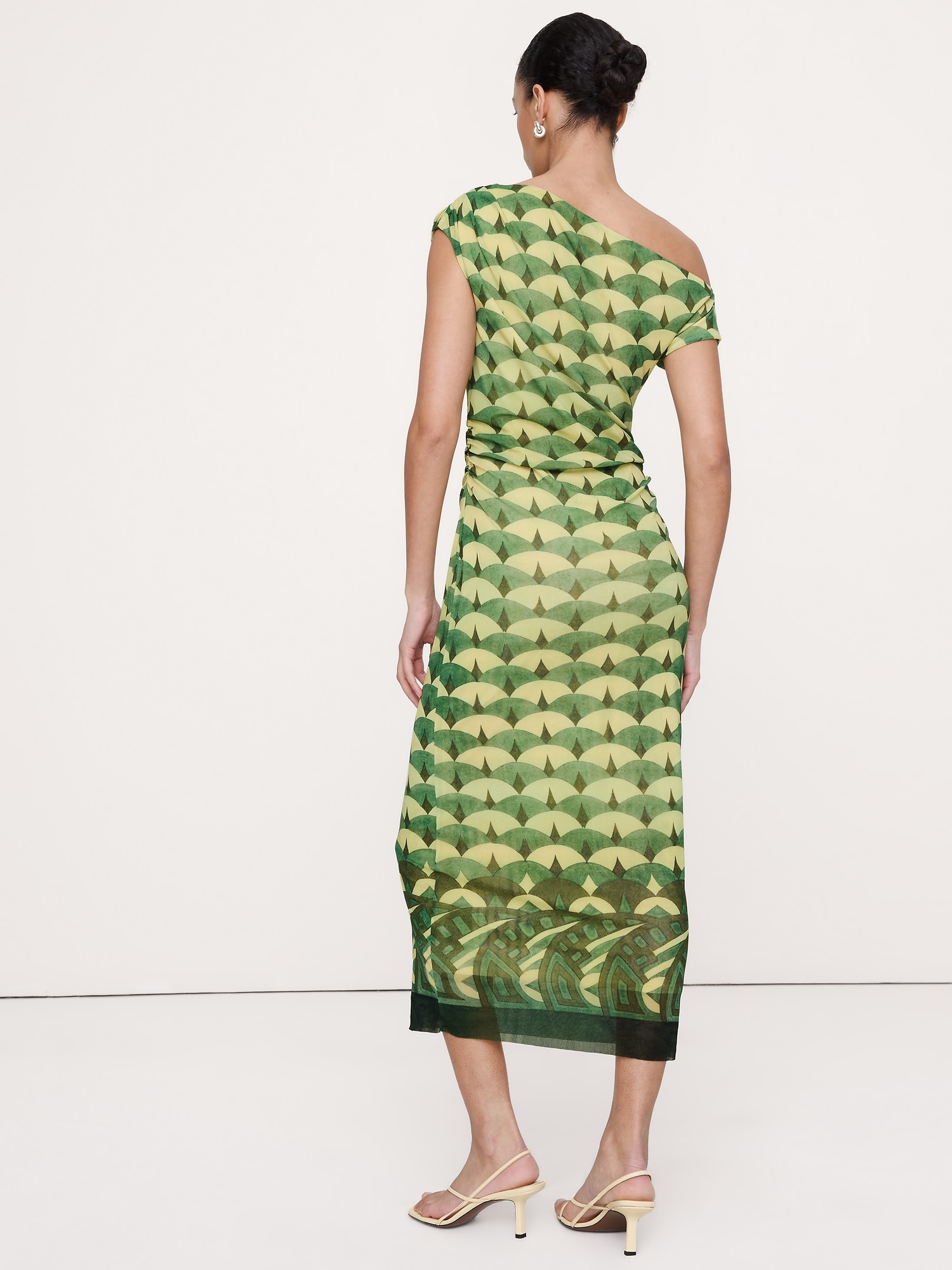 L'image numéro 4 présente Robe longue à mailles et épaules dénudées