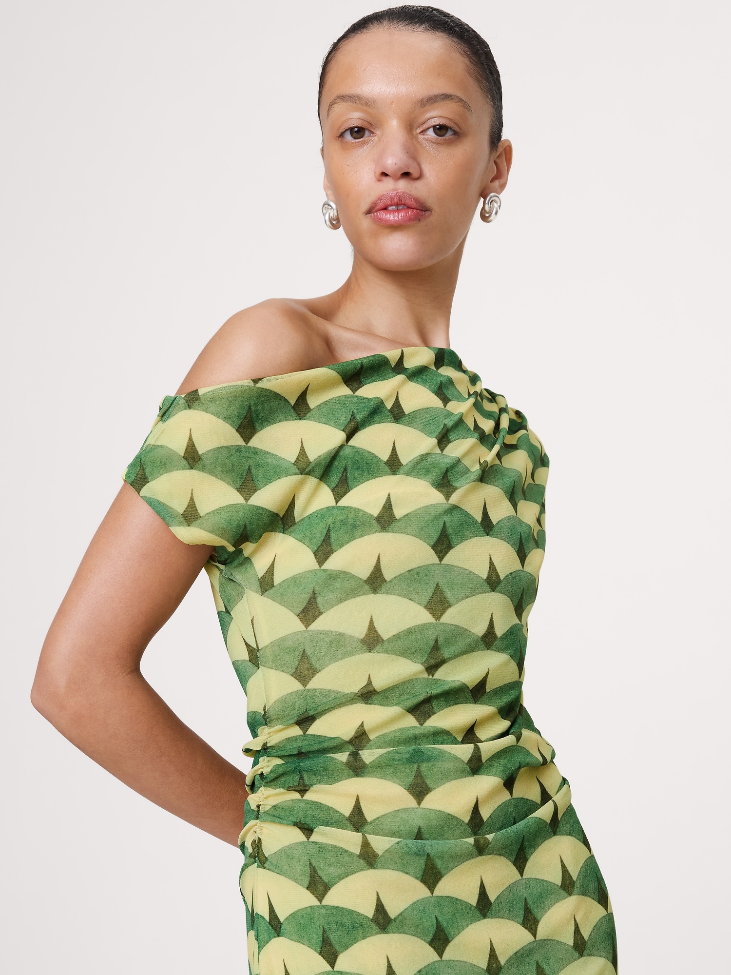 L'image numéro 5 présente Robe longue à mailles et épaules dénudées