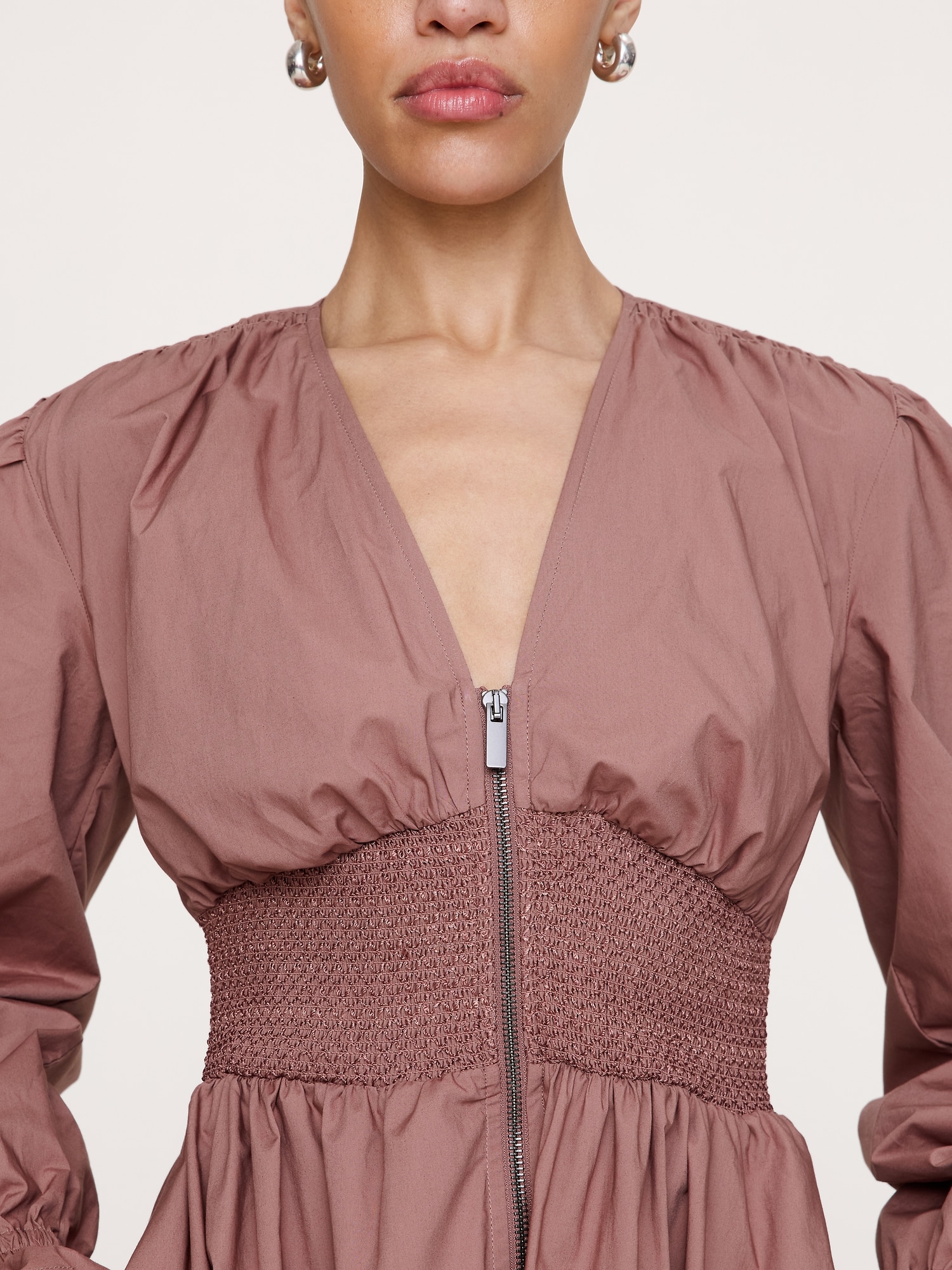 L'image numéro 5 présente Robe longue à taille smockée en popeline de coton