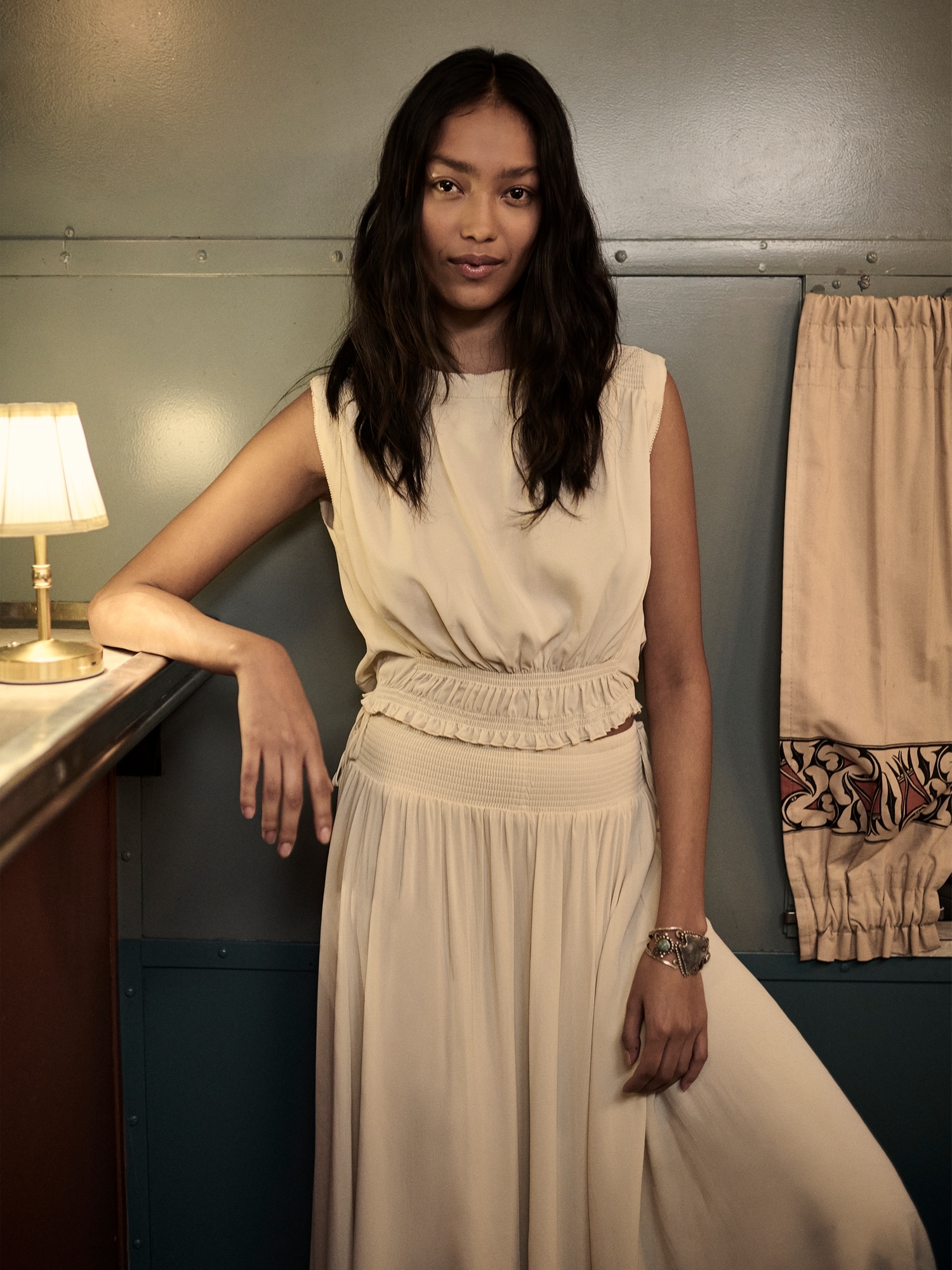 L'image numéro 6 présente Camisole courte en crêpe georgette à smocks