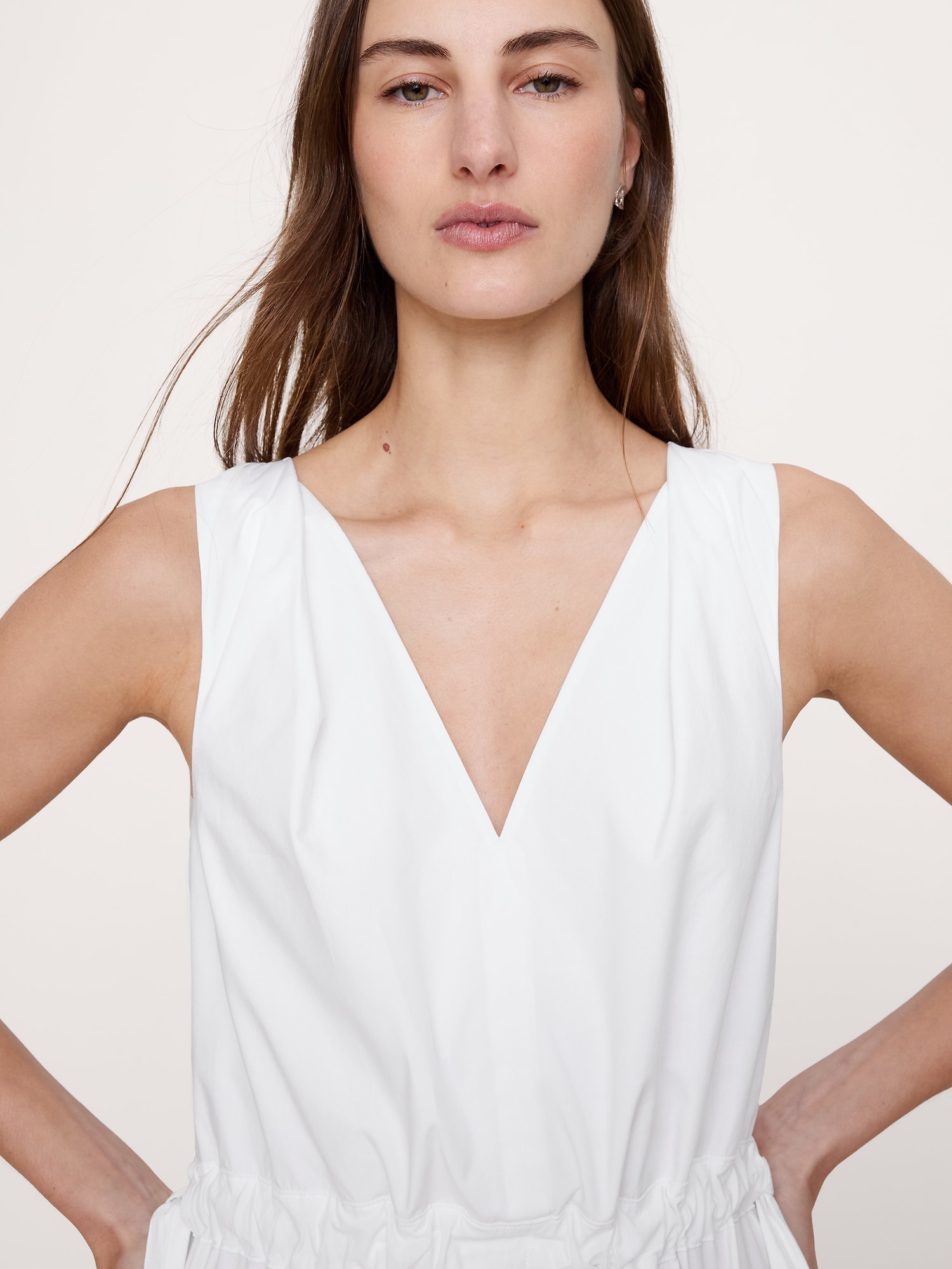 L'image numéro 4 présente Robe longue à épaules torsadées en popeline