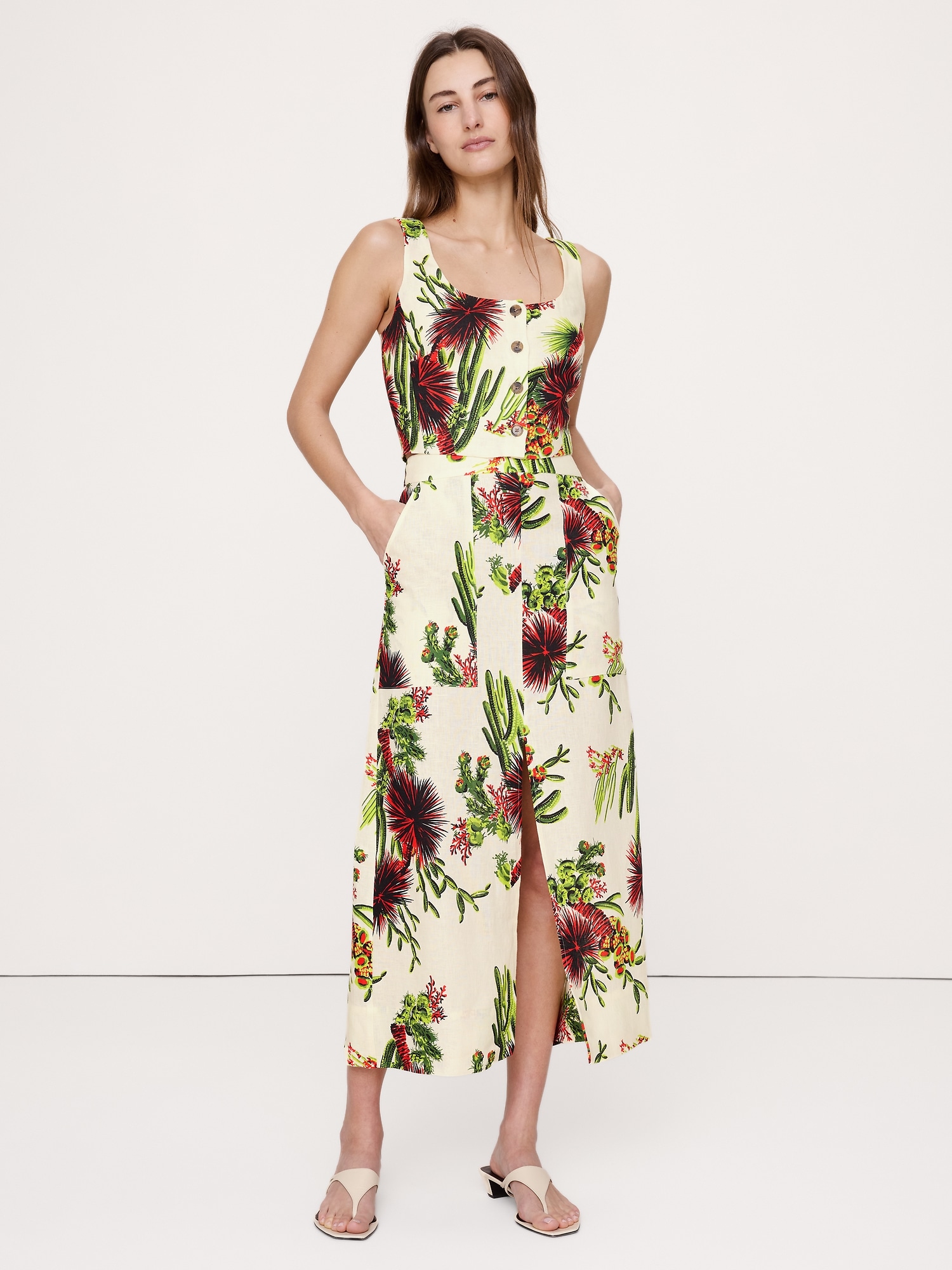 L'image numéro 3 présente Camisole courte en lin à encolure carrée