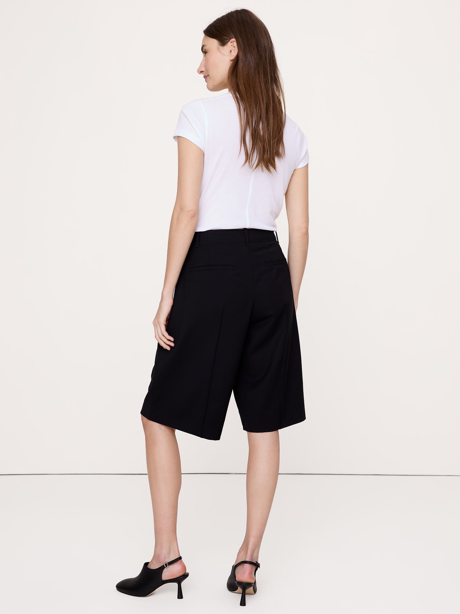 L'image numéro 6 présente Bermuda taille haute en laine italienne