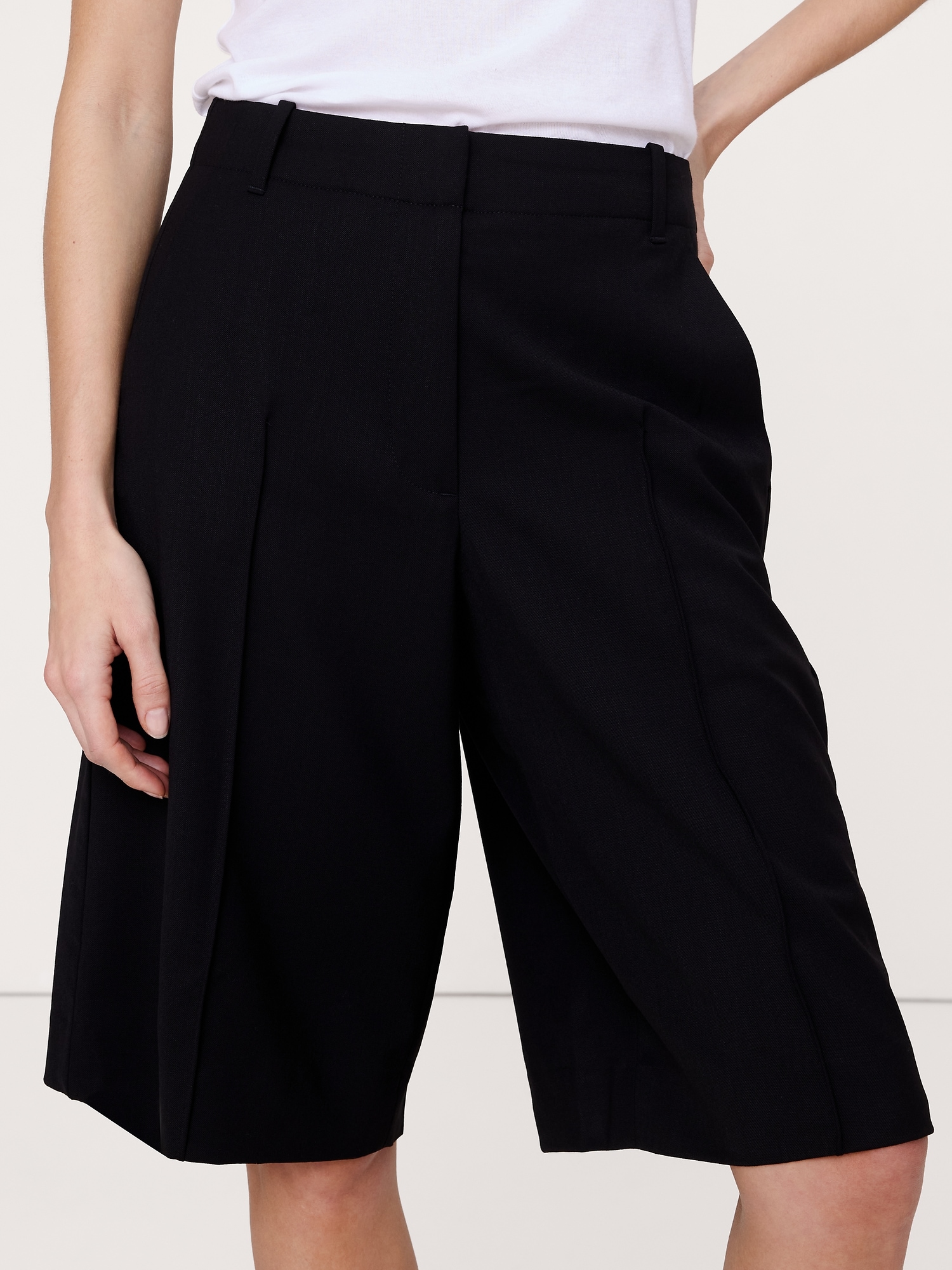 L'image numéro 7 présente Bermuda taille haute en laine italienne