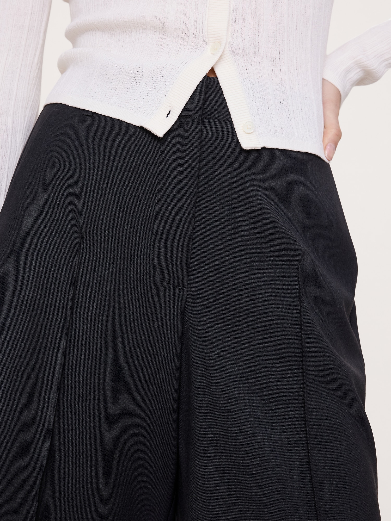 L'image numéro 4 présente Bermuda taille haute en laine italienne