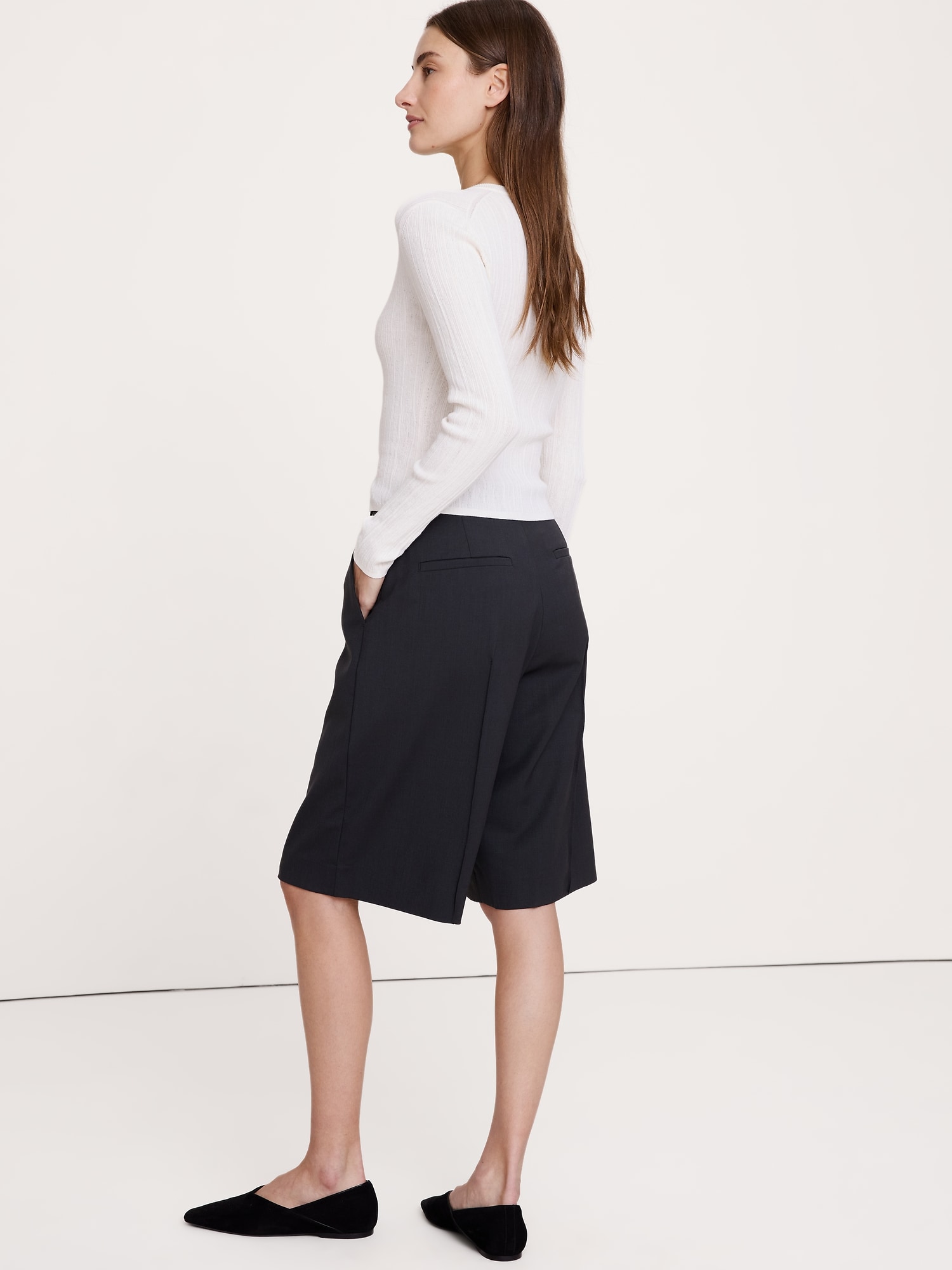 L'image numéro 3 présente Bermuda taille haute en laine italienne