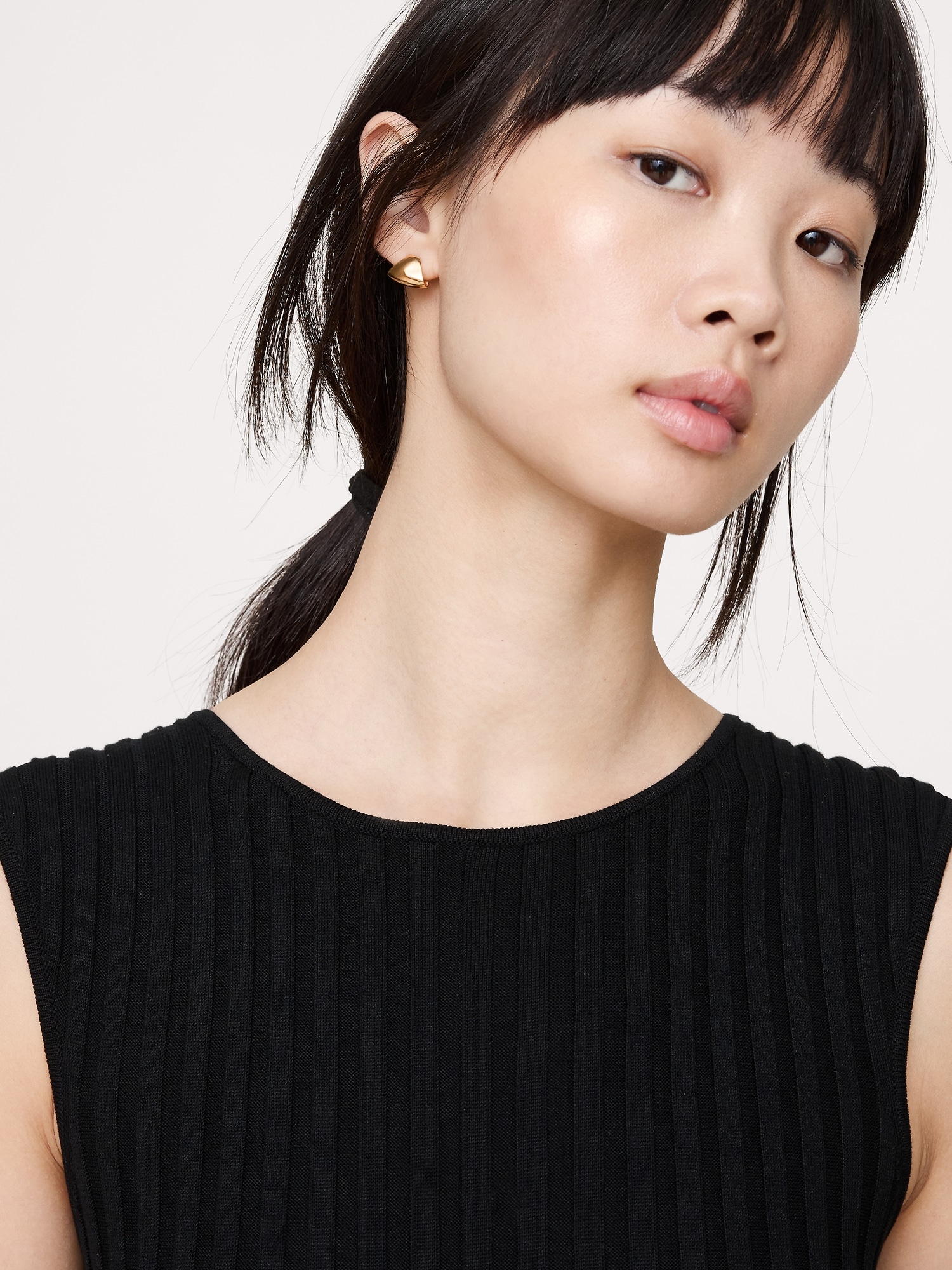 L'image numéro 2 présente Boucles d’oreilles à demi-anneaux triangulaires