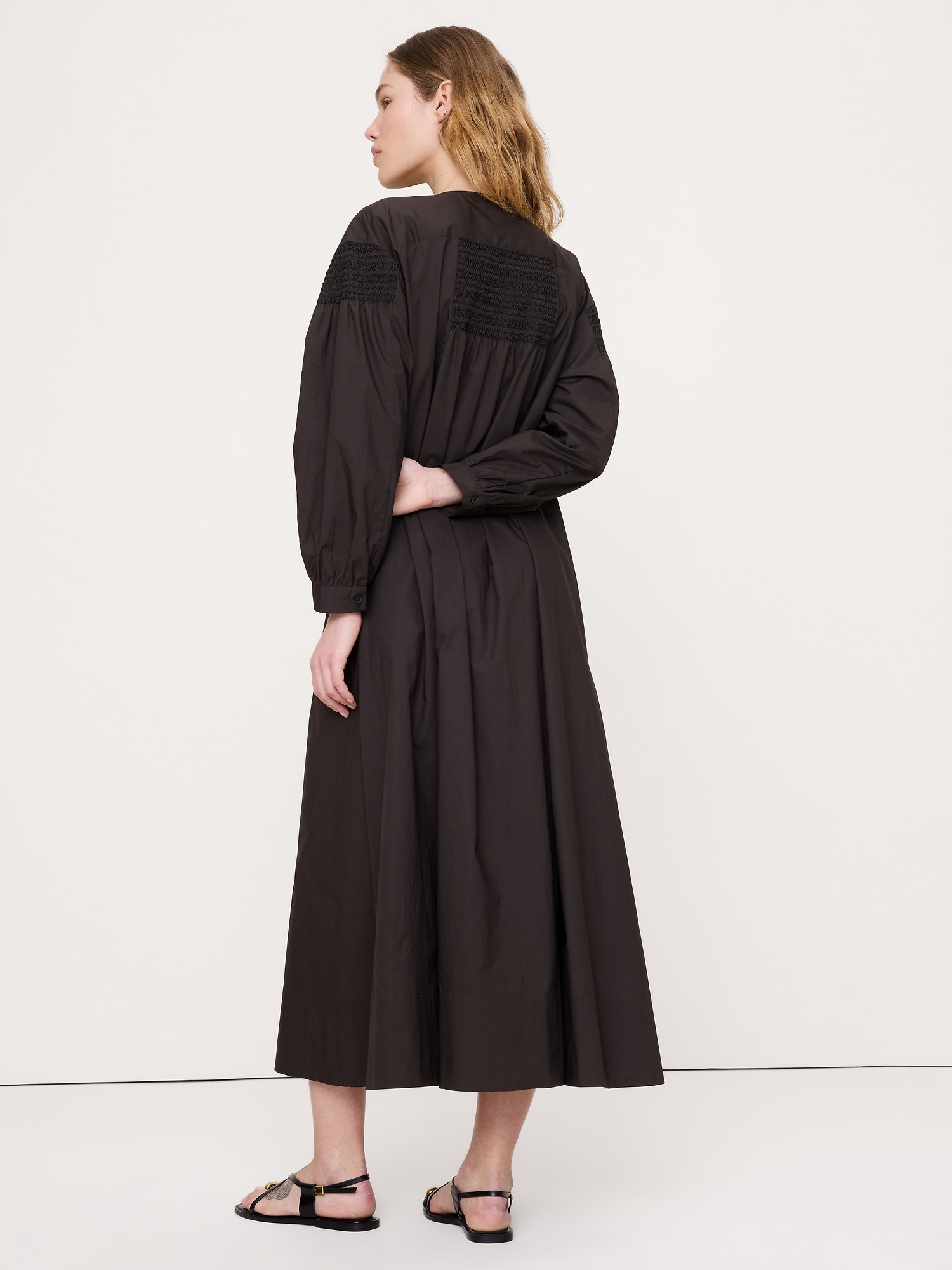 L'image numéro 6 présente Robe longue en popeline de coton à fronces