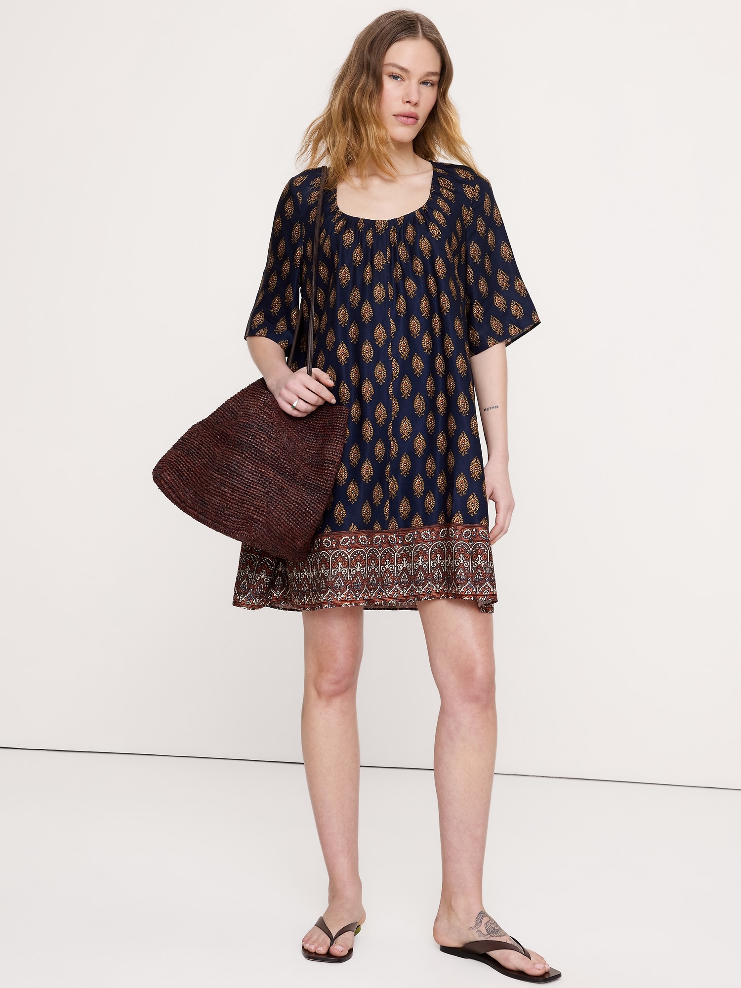 ROBE COURTE EN LIN ET VISCOSE À ENCOLURE DÉGAGÉE