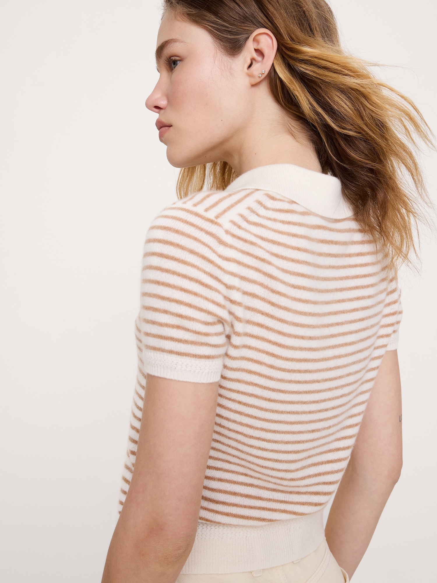 L'image numéro 3 présente Polo léger en cachemire à manches courtes