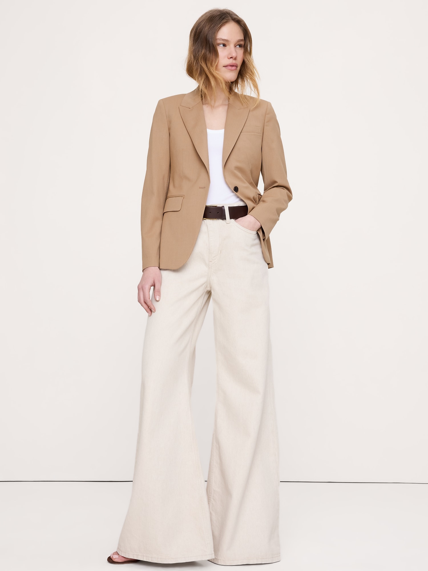 L'image numéro 1 présente Blazer coupe ajustée en laine italienne