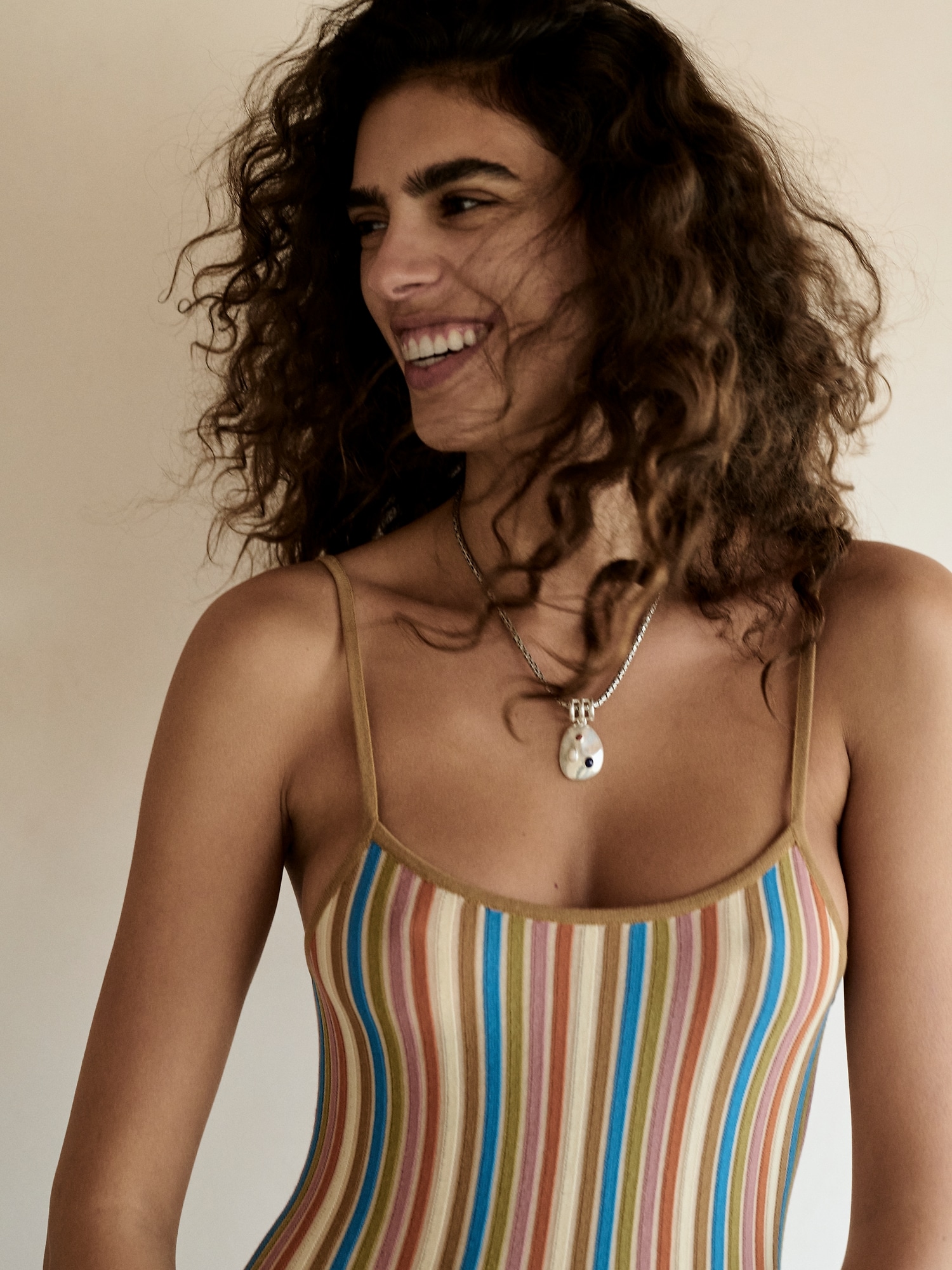 L'image numéro 5 présente Robe longue rayée à effet sculptant