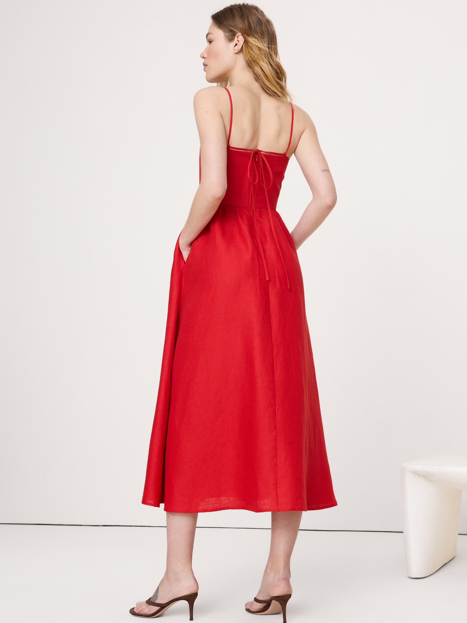 L'image numéro 4 présente Robe corset boutonnée en lin