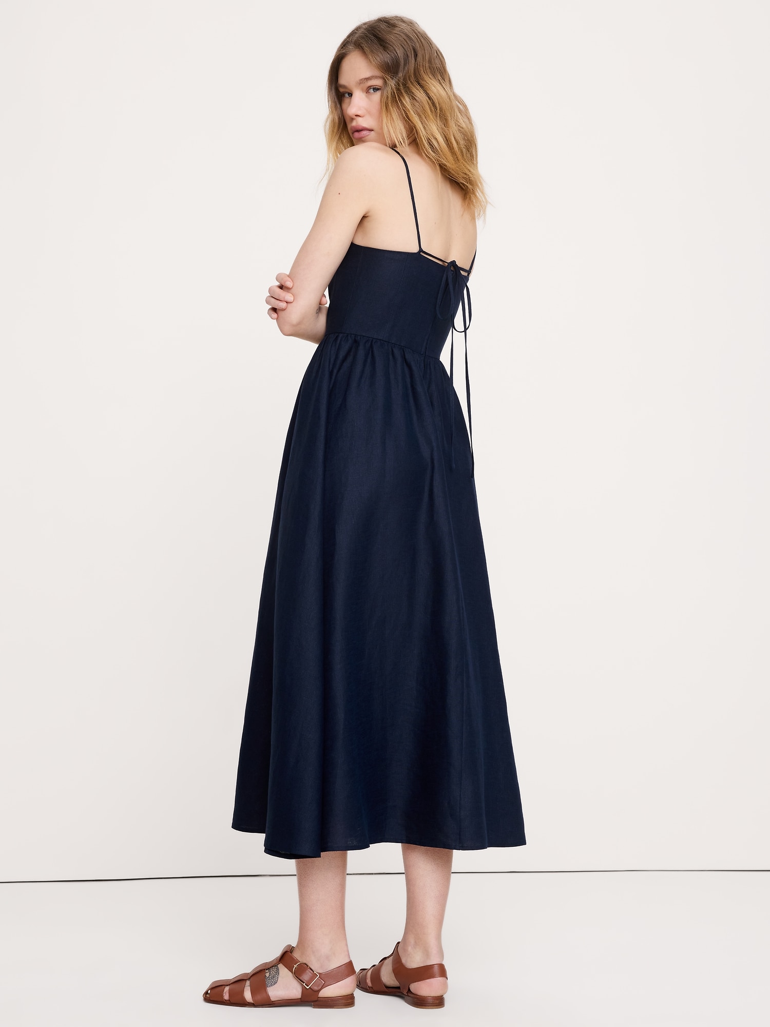 L'image numéro 2 présente Robe corset boutonnée en lin