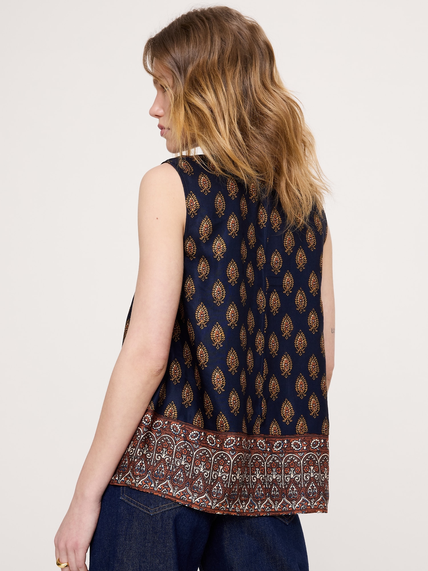 L'image numéro 2 présente Camisole en lin et viscose à encolure dégagée