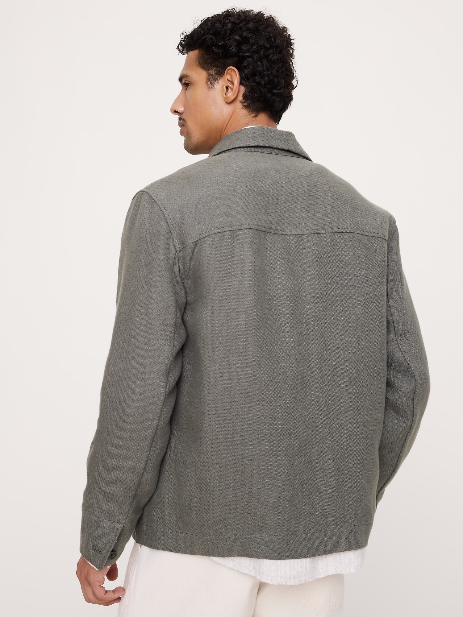 L'image numéro 7 présente Veste-chemise à quatre poches en lin