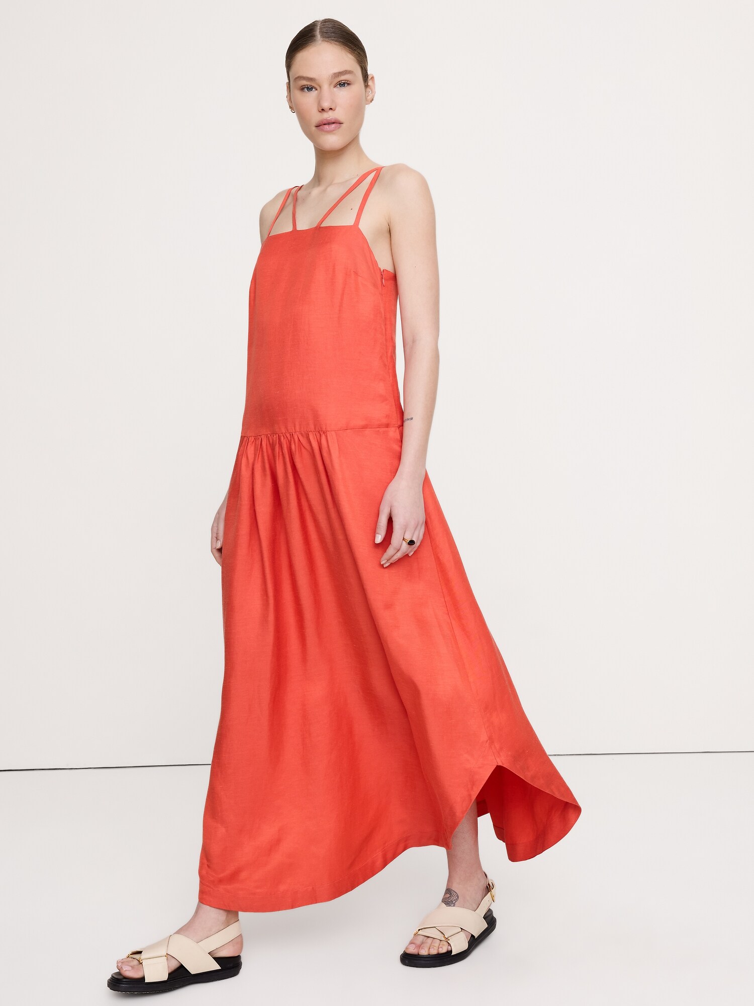 L'image numéro 1 présente Robe longue en lin et viscose à taille basse