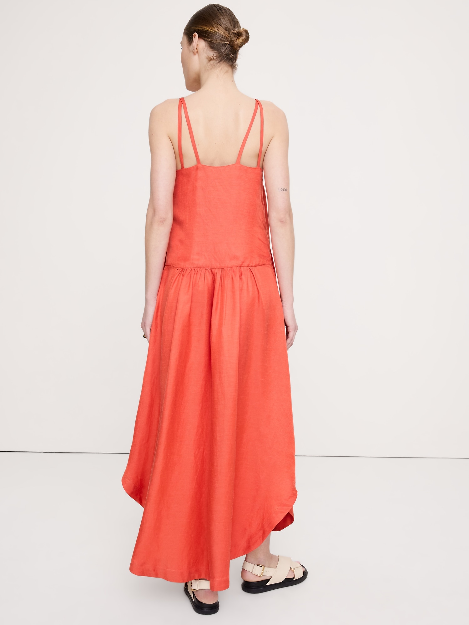 L'image numéro 6 présente Robe longue en lin et viscose à taille basse