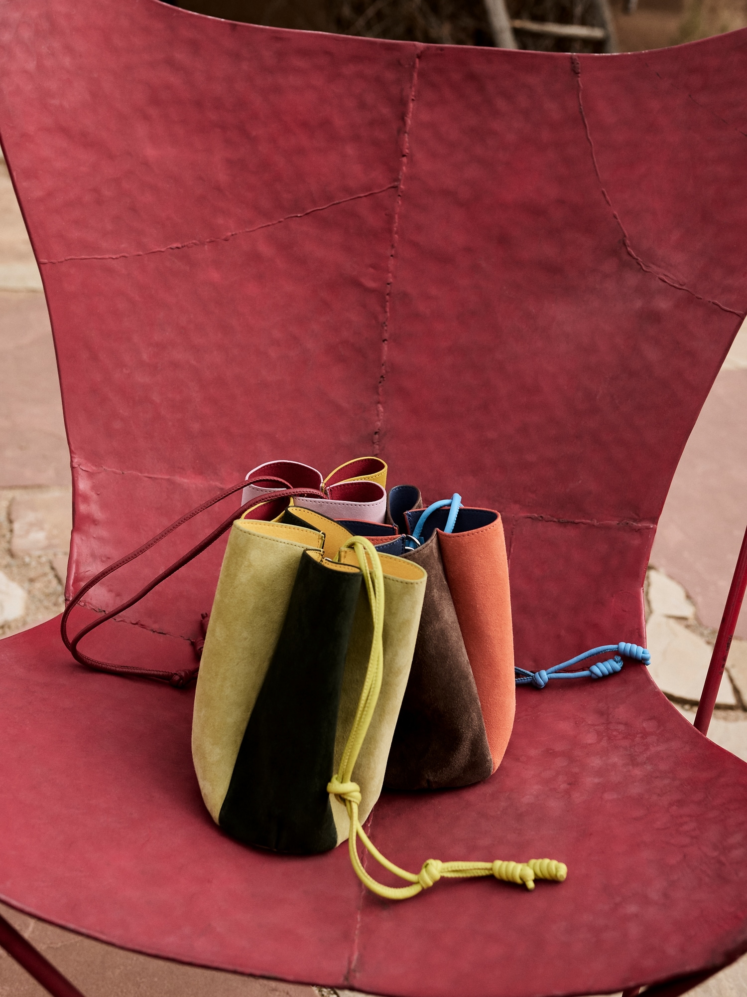 L'image numéro 8 présente Sac tulipe en suède à couleurs contrastantes