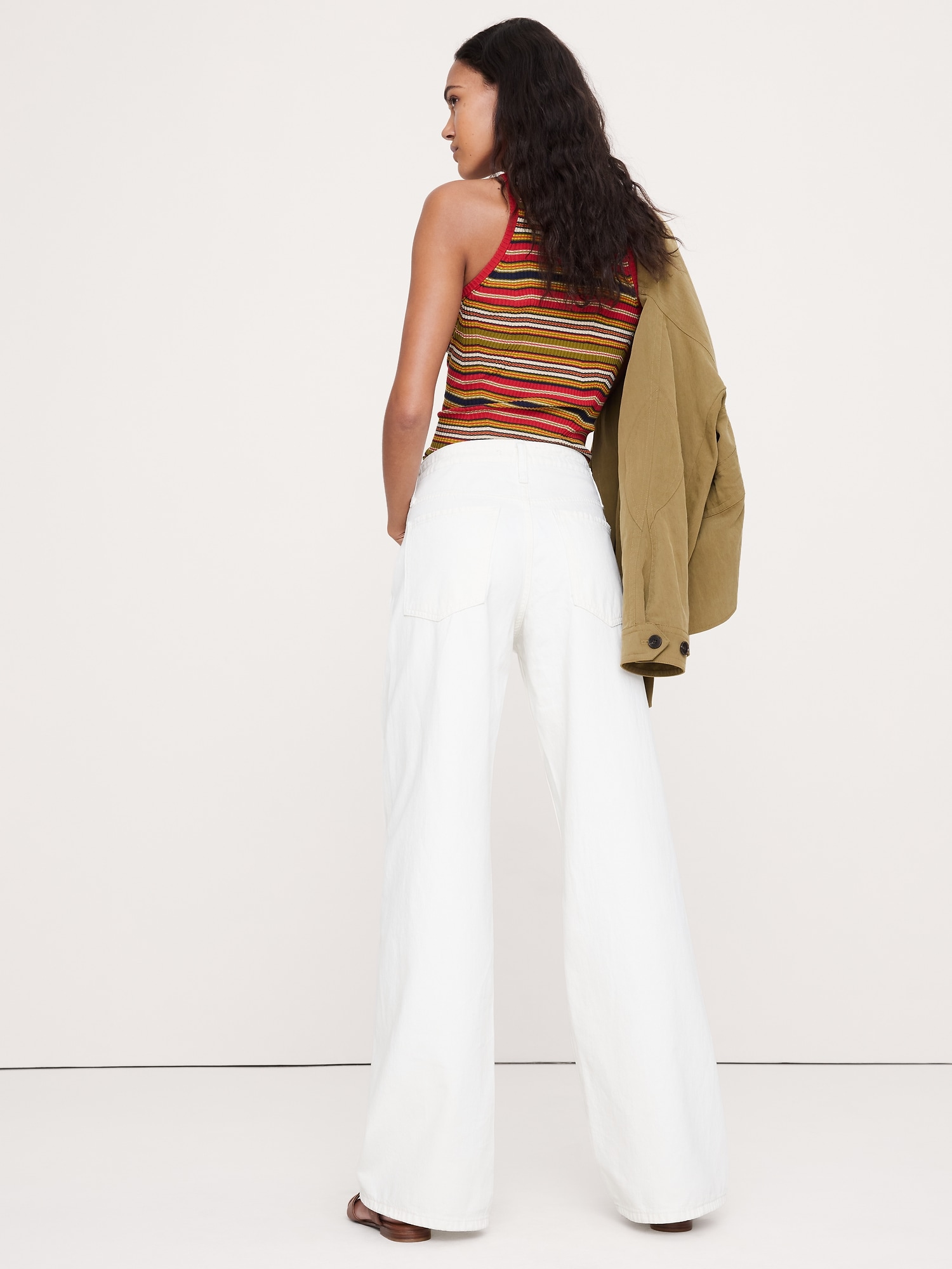 L'image numéro 2 présente Jean à jambe large et taille mi-basse avec cordon de serrage