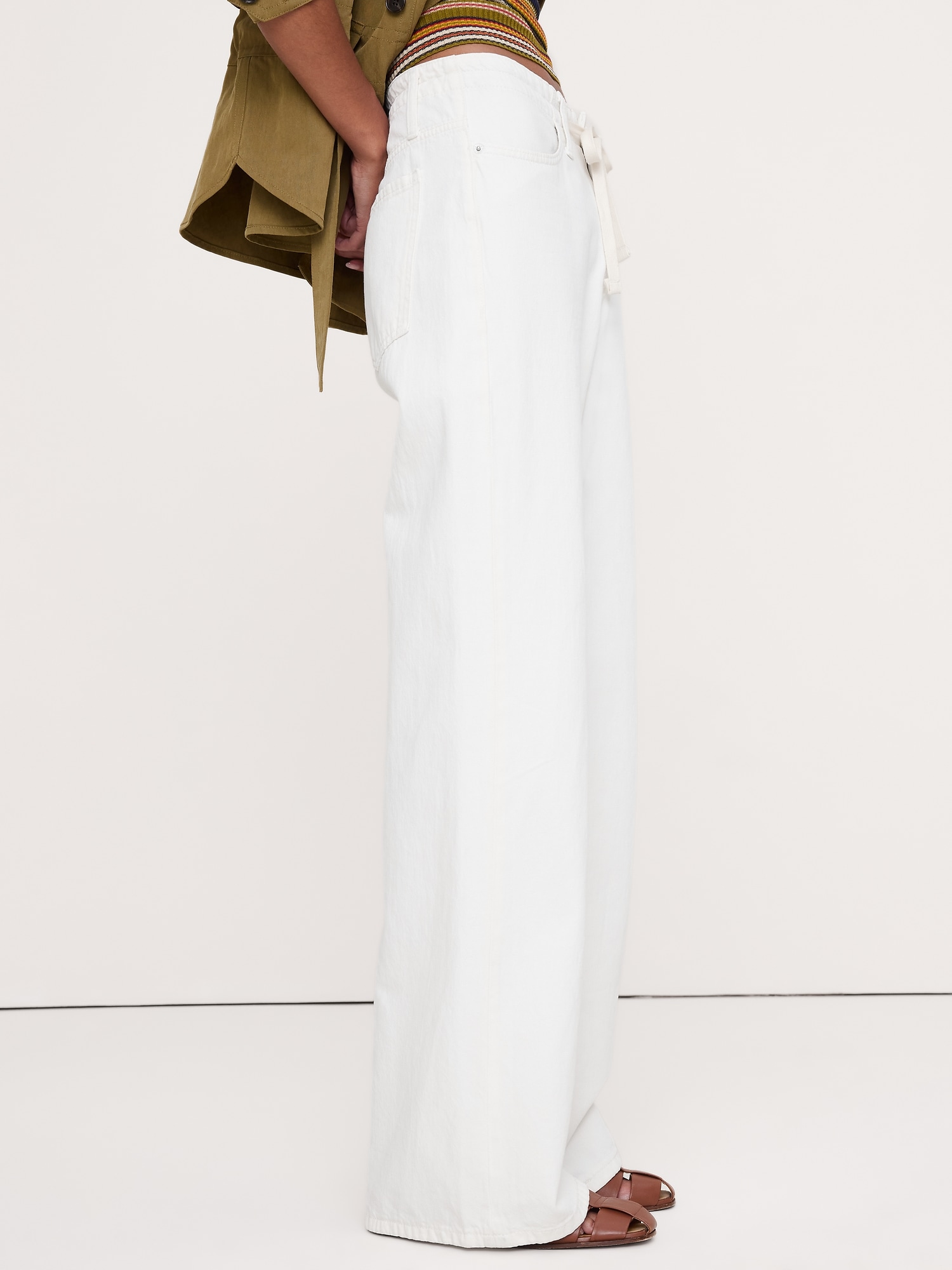 L'image numéro 3 présente Jean à jambe large et taille mi-basse avec cordon de serrage