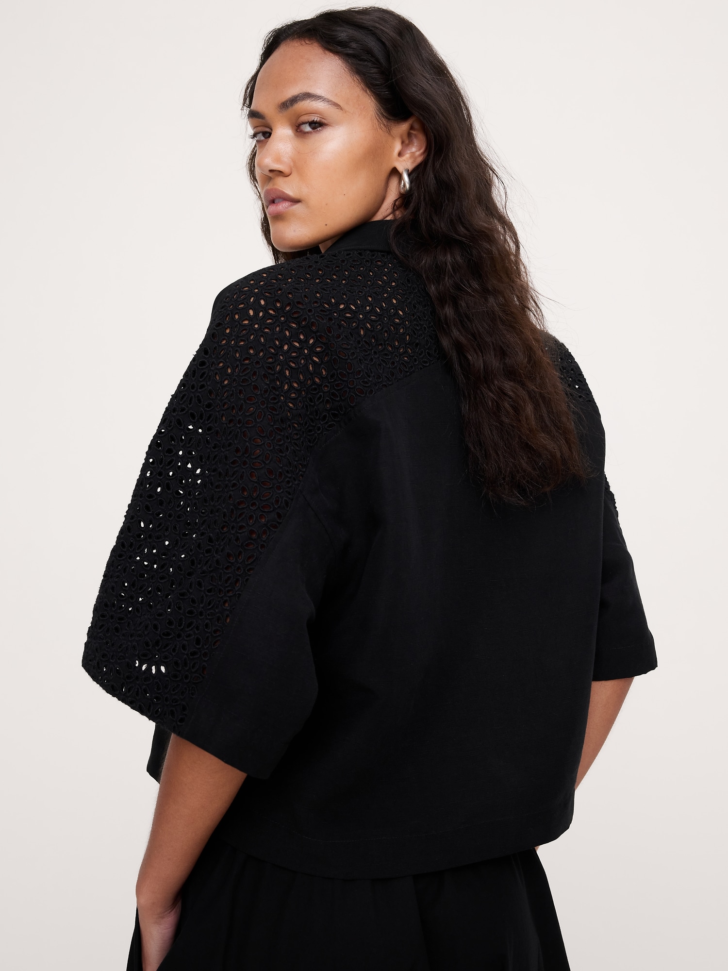 L'image numéro 5 présente Chemisier droit longueur 3/4 à broderie anglaise en lin Tencel™