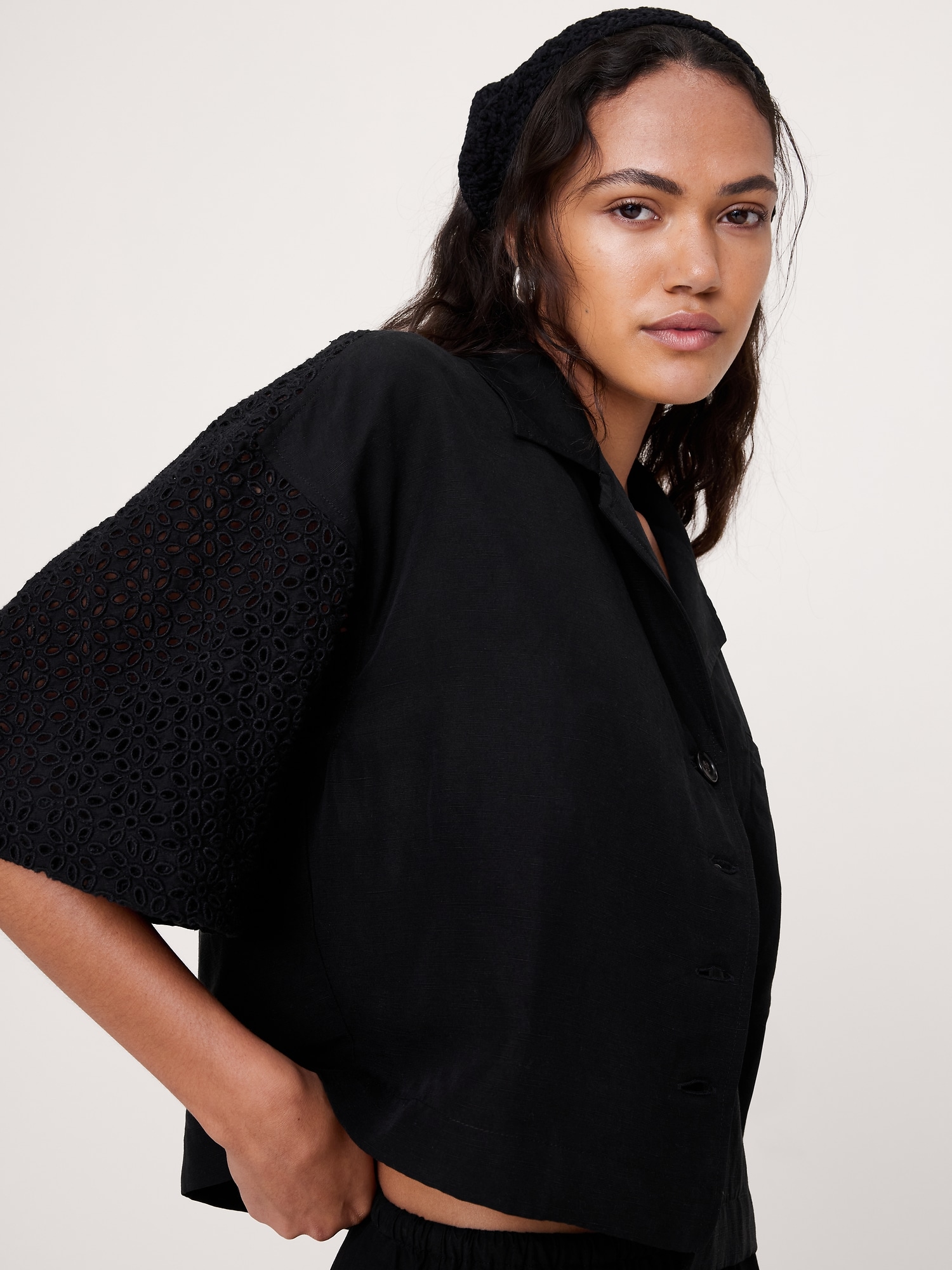 L'image numéro 6 présente Chemisier droit longueur 3/4 à broderie anglaise en lin Tencel™