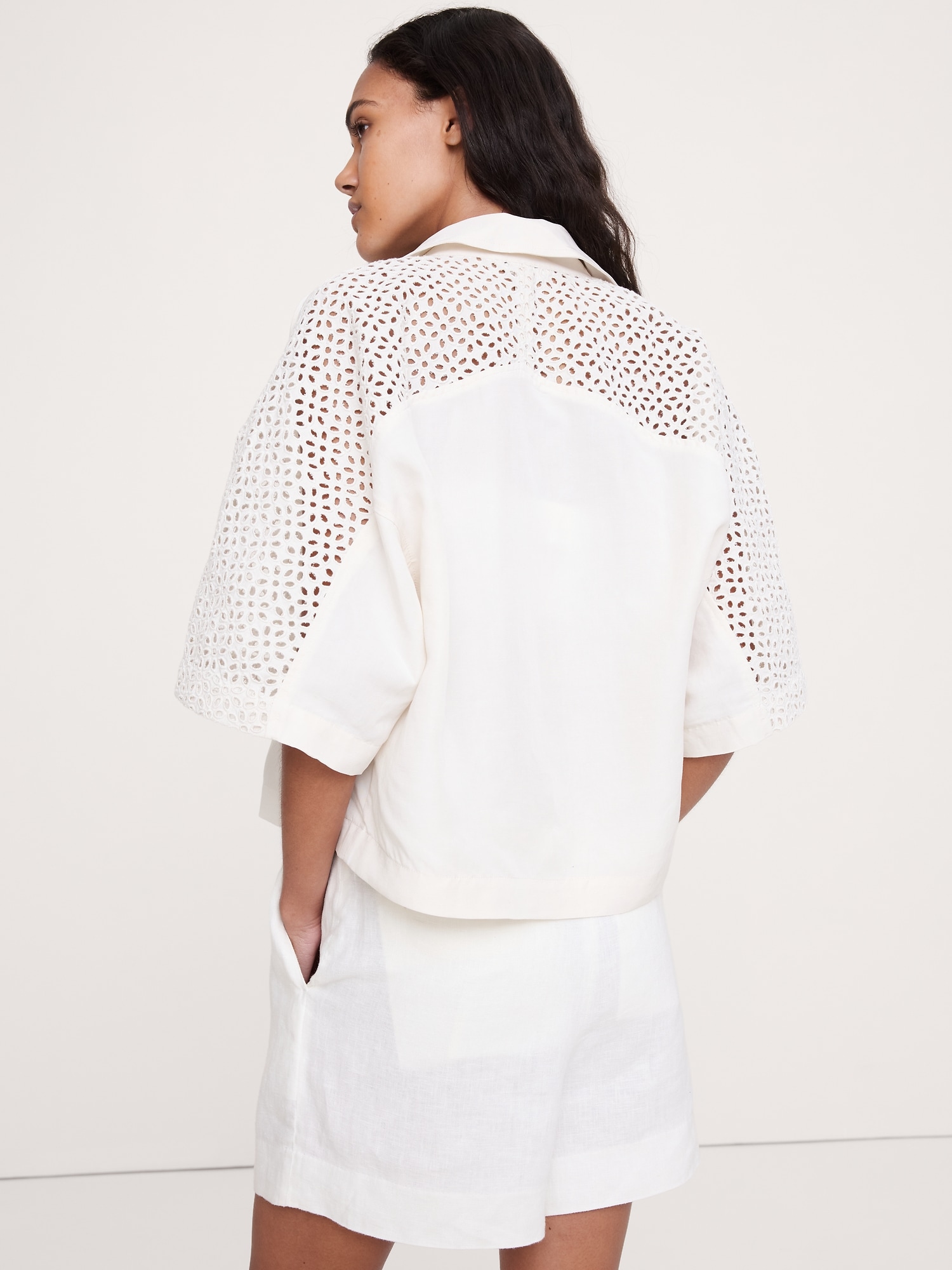 L'image numéro 2 présente Chemisier droit longueur 3/4 à broderie anglaise en lin Tencel™