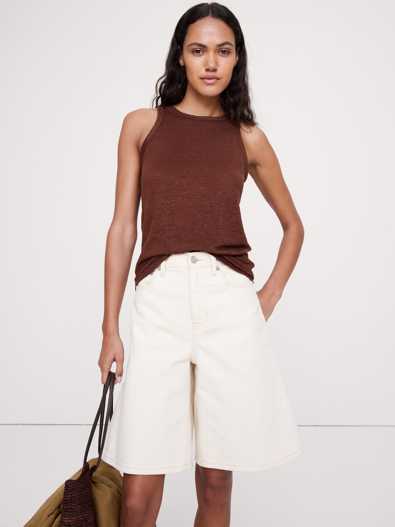 L'image numéro 1 présente Camisole à découpe en lin