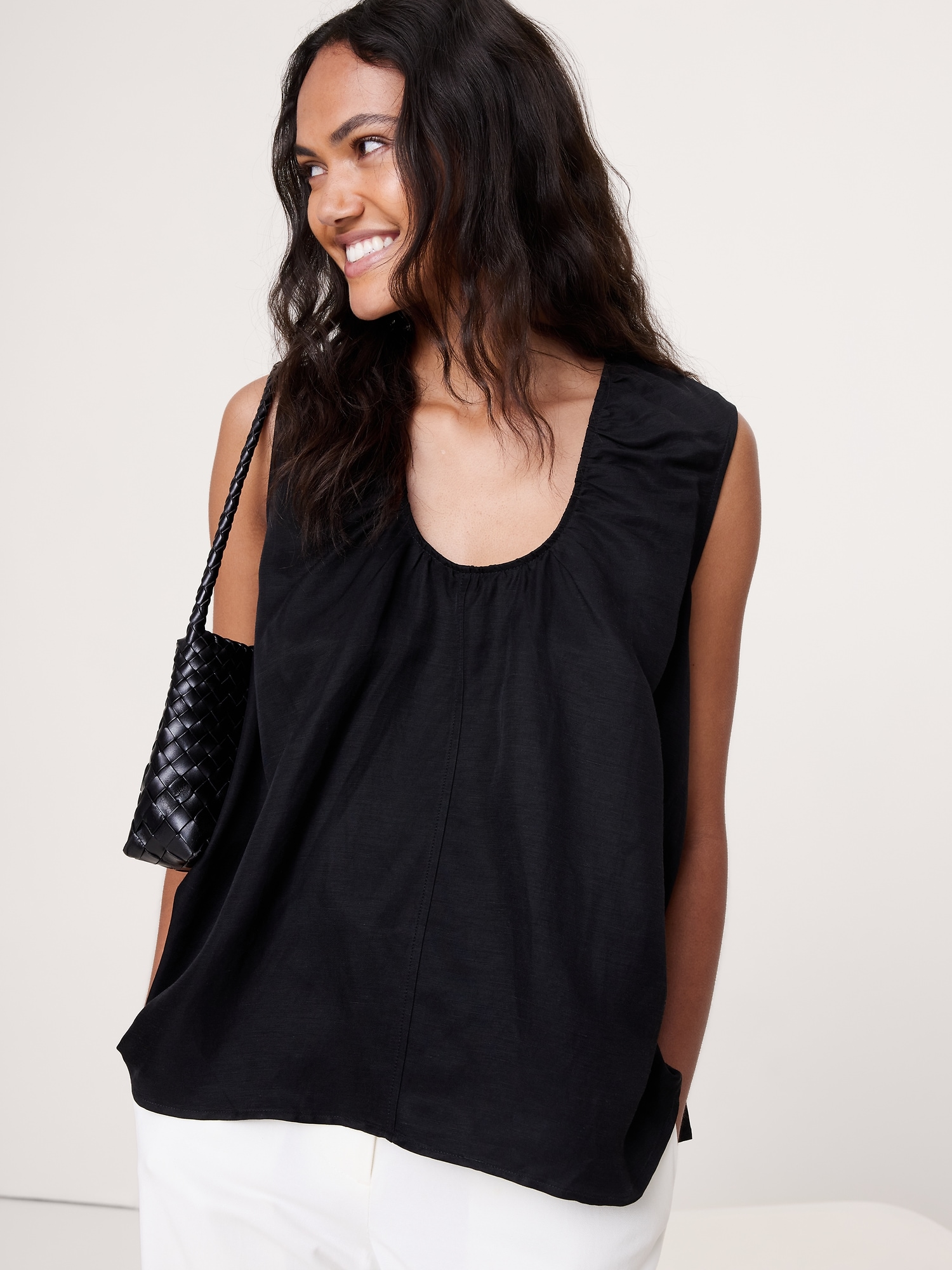 L'image numéro 4 présente Camisole en lin et viscose à encolure dégagée