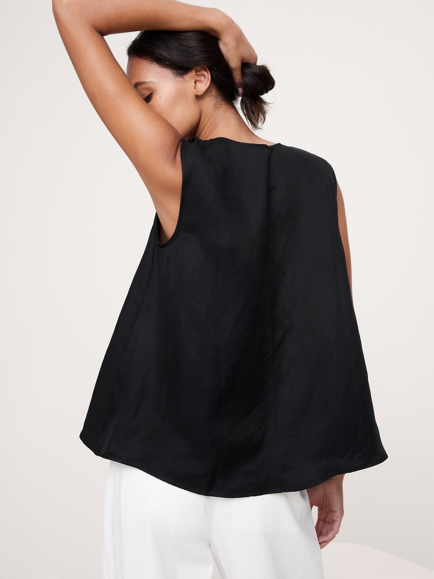 L'image numéro 3 présente Camisole en lin et viscose à encolure dégagée