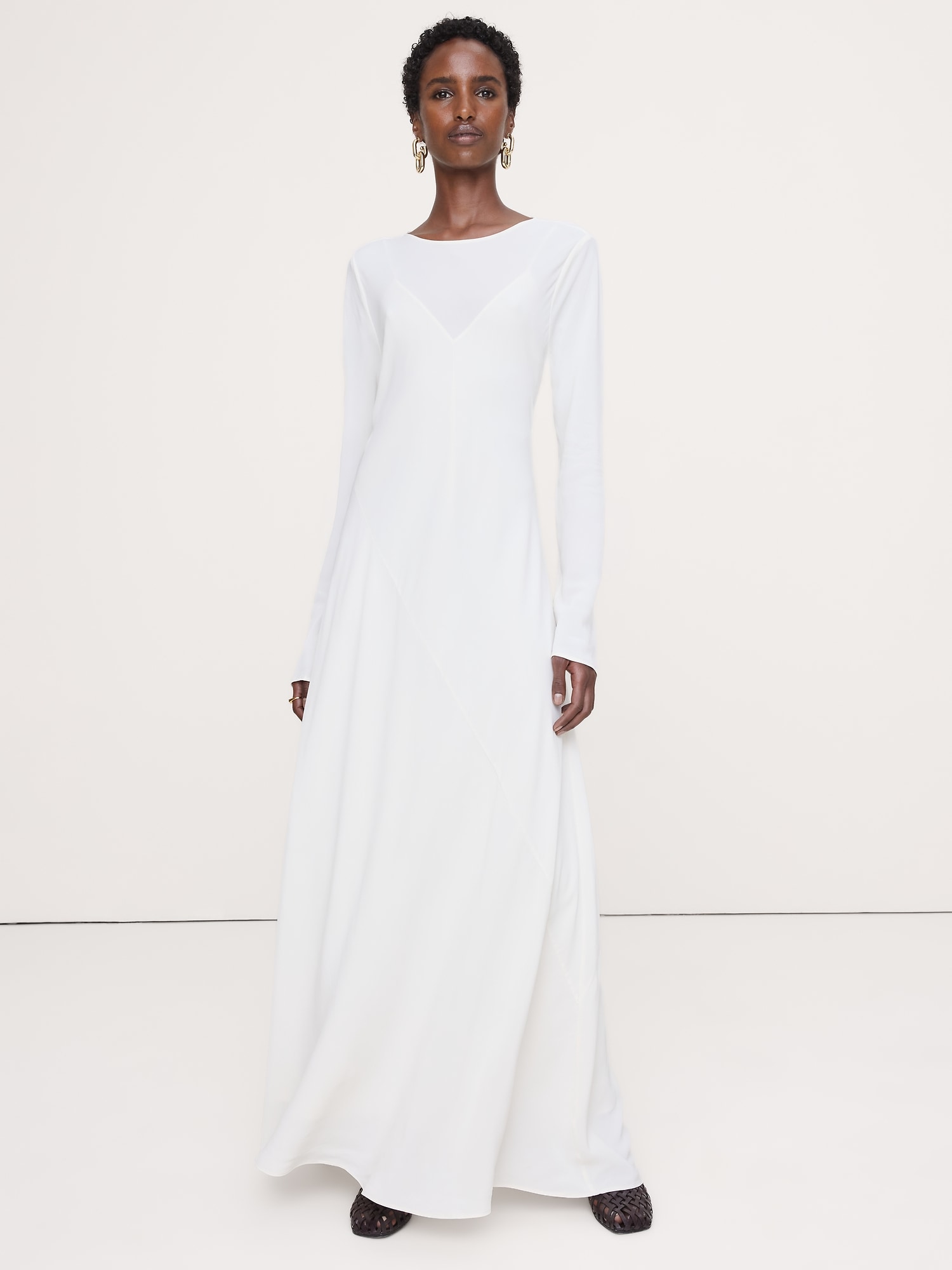 L'image numéro 1 présente Robe longue en mousseline coupée en biais