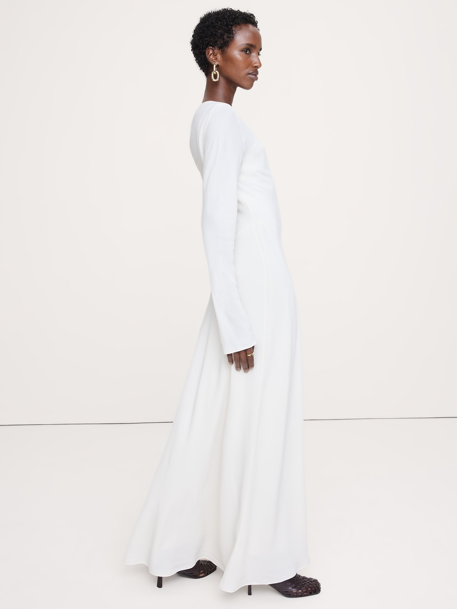 L'image numéro 4 présente Robe longue en mousseline coupée en biais